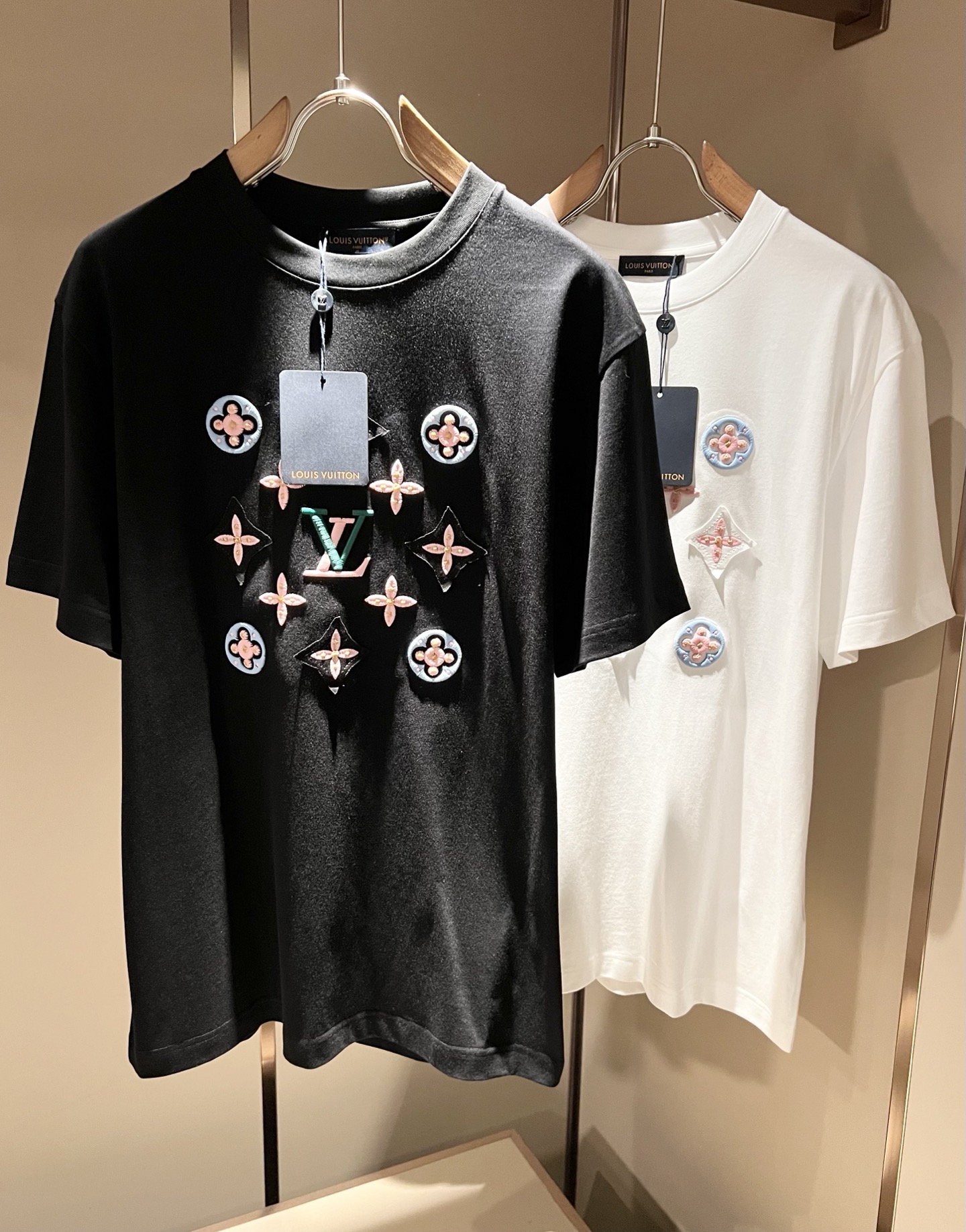 NO:846439,LouisVuitt* Louis*den's new 2026 spring and summer series of items are online. It is a very fashionable and avant-garde short-sleeved T-shirt for men and women, with logo embroidery and decoration!  It is different from the past and declares the design concept that the brand has inherited for many years!  Its eye-catching appeal is no less than any classic style, perfectly presenting the sense of fashion, high-end and luxury to the world!  It is made of imported 100% cotton material supplied by customers. It is a selection of high-quality pure cotton fabrics. It feels soft, waxy and delicate to the skin. The actual product will definitely exceed your imagination. It is extremely comfortable and breathable. Even if you sweat profusely, you will not feel greasy or stuffy. It maximizes sweat wicking and moisture absorption!  Size S-2XL,,louis vuitton,louis vuitton,T-shirt,tees,t-shirt,19860909LouisVuitt*路易*登 2026春夏全新系列单品上线,非常时髦前卫的一款男女同款短袖T恤,标识logo图案刺绣修饰！区别于以往的不同,宣示品牌传承多年的设计理念！其吸睛度完全不亚于任何经典款式,将时髦高级感与奢华感完美呈现在世人眼前！客供进口全棉材质制成,精选优质纯棉面料,触感软糯亲肤细腻,实物到手绝对超乎你的想象,贴身无比舒适透气,即便是汗流浃背也不会有腻身及闷热感可言,将排汗吸湿性发挥到了极致！尺码S-2XL,,louis vuitton,louis vuitton,T-shirt,tees，t-shirt,,Men's clothing