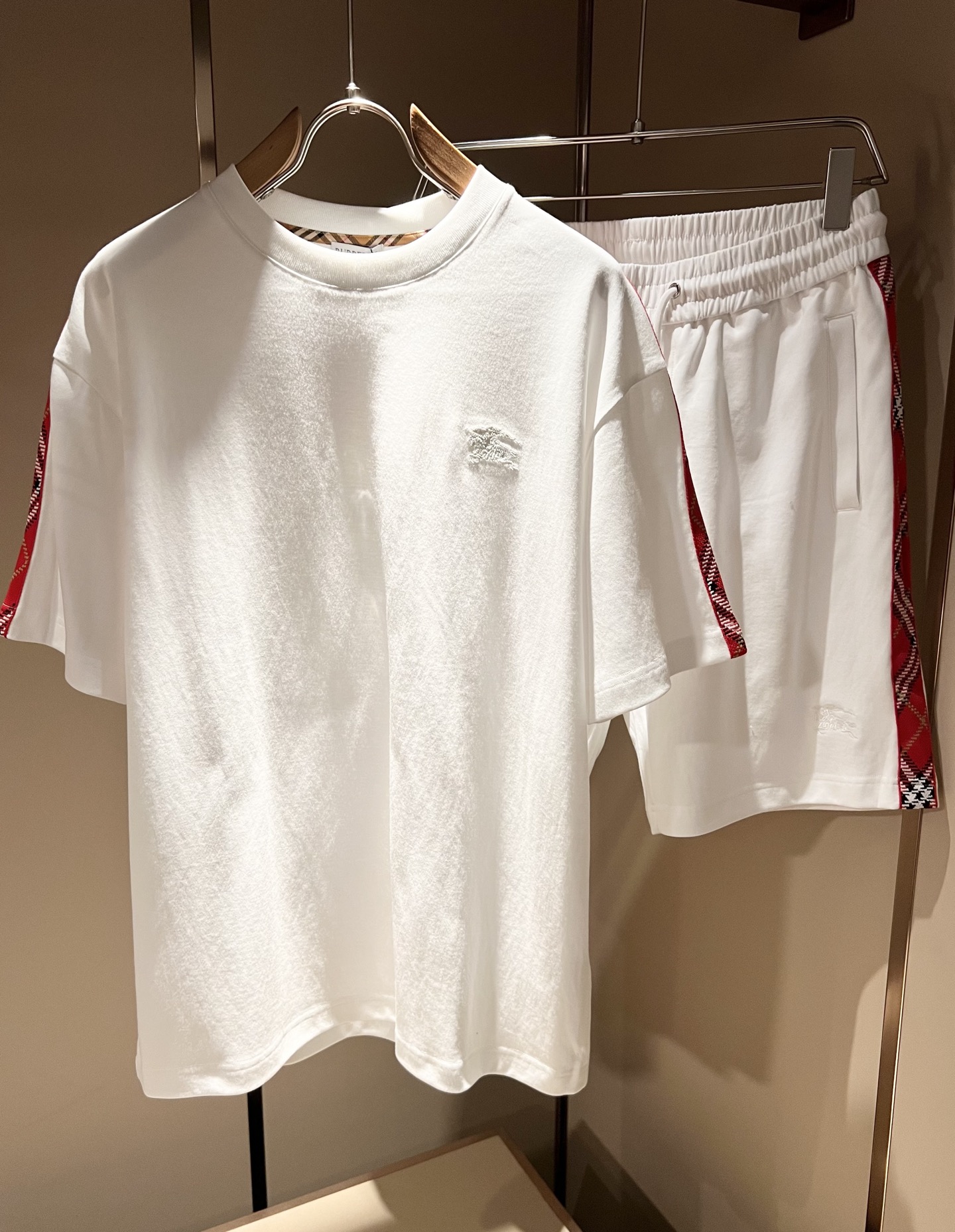 NO:846458,BURBER*Y's 2026 spring and summer new short-sleeved casual suit is here, made of environmentally friendly pure cotton fabrics that have been popular recently, high-end outdoor sports and leisure series, a very hot sports trend!  The latest special material developed by BUR, with logo embroidery design on the chest!  Edged plaid splicing design!  The fabric is also called memory cloth, which refers to the fabric with the function of morphological memory. It beats all the versions on the market. It can only be said that it is not on the same level at all. No matter in terms of material, detail restoration and craftsmanship, we are not afraid of any challenges, just to provide everyone with wonderful products, as always, always  As always, a style that implements the core concept of BUR will be tightly tied to fashion, always maintaining a perfect, simple but not simple design style, which perfectly meets your daily needs. Sizes: M-3XL, burberry, T-shirt,19860909BURBER*Y巴*莉2026春夏新品短袖休闲套装,重磅来袭,最近比较火热的环保纯棉面料制作而成,高端户外运动休闲系列,非常火热运动风潮！BUR最新研发的特殊材质,胸前logo图案刺绣设计！收边格子拼接设计！面料也叫记忆布,是指具有形态记忆功能的面料,秒杀市面上一切版本,只能说根本就不是一个级别的存在,不管是材质还是细节还原度以及工艺制作方面,不惧任何挑战,只为给大家奉献绝妙产物一如既往,始终如一,贯彻了BUR核心理念的一个款式将与时尚紧紧的捆绑在一起,时刻保持完美,简约而不简单的的设计风格,完美的满足了你日常所需要的穿搭.尺码:M-3XL,,burberry,T-shirt,,Men's clothing