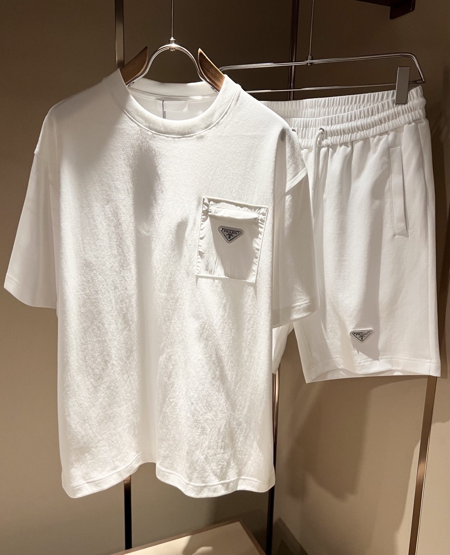 NO:846445,PPRAD*A 2026 spring and summer new casual suit, the latest model is exclusively available on the entire network!  !  ~It is both classic and fashionable, who doesn’t love it? It shows the classic again, it is very eye-catching, and it has a low-luxury aura and recognition!  Pr*da's traditional brand concept and modern advanced technology are perfectly combined. Coupled with an extremely modern and simple design, Pr*da's exclusive logo badge design!  Customized fabrics made of 100% imported pure cotton!  The texture of this model is quite impressive. You can tell the specifications and grades at your fingertips. The level of finesse and breathability are top-notch!  Size M-3XL,,prada,19860909PPRAD*A普*达 2026春夏新款休闲套装,最新款全网独家首上！！~既经典有时尚百搭,谁不爱啊,将经典再次展现,非常的耐看,自带低奢光环与辨识度！Pr*da传统的品牌理念和现代化的先进技术进行了完美结合.加上极其现代摩登风范的简约设计,p家专属logo徽章设计！定制百分百进口纯棉的面料！此款的质感相当感人 触手便知规格档次 细腻程度与透气效果堪称顶级！尺码M-3XL,,prada,,Men's clothing