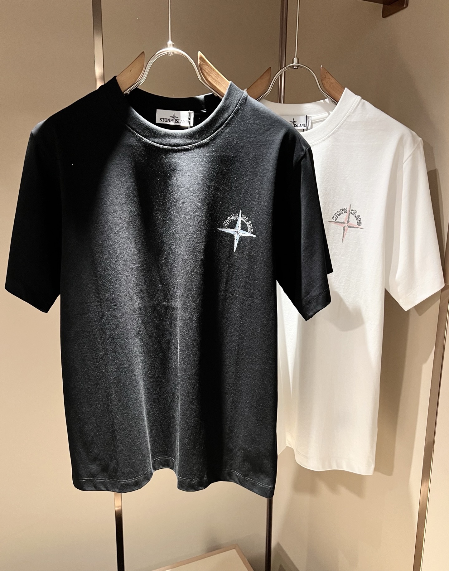 NO:846448,StoneIsland's 2026 spring and summer new short-sleeved T-shirts for men and women are on sale simultaneously at counters!  Customized exclusive 260g pure cotton fabric, customized original craft thread, and chest logo pattern printing craft design!  Simple and elegant, easy to match and versatile, extremely high-grade, perfectly integrated into fashion and style, it is a top-notch fashionable style that is perfect for outer wear!  The whole thing gives people a natural feeling!  The ultimate classic versatile short-sleeved T-shirt, using the latest three-dimensional letter logo element printing design!  The ultimate heavy work, the ultimate perfection!  Fans who pursue high quality should rush to buy it by themselves, and we sincerely invite all fans who know the goods to appreciate this model together!  !  Size M-3XL,,T-shirt,tees,t-shirt,19860909StoneIsland 石头岛2026春夏新款男女同款短袖T恤,专柜同步发售！定制专属260克纯棉面料,定制原版工艺螺纹,胸前logo图案印花工艺设计！简约大方,从容百搭,档次极高,完美融入时尚还有风情感一款完美符合外穿的顶尖时髦气质款！整体给人浑然天成的感觉！极致经典的百搭型短袖T恤,采用最新的立体字母logo元素印花设计！极致的重工极致的完美！追求高品质的粉丝们请自行抢购,诚邀所有识货的粉丝一同鉴赏此款！！尺码M-3XL,,T-shirt,tees，t-shirt,,Men's clothing