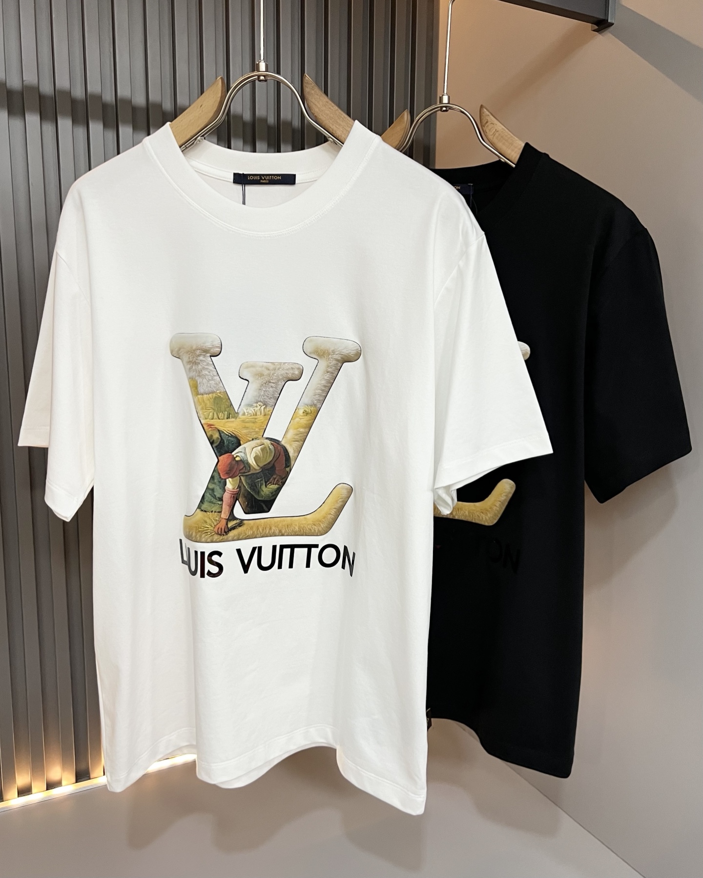 NO:846432,LouisVuitt* Louis*den's 2026 spring and summer new series of items are online. It is a very fashionable and avant-garde short-sleeved T-shirt for men and women, with logo pattern laminated and decorated!  It is different from the past and declares the design concept that the brand has inherited for many years!  Its eye-catching appeal is no less than any classic style, perfectly presenting the sense of fashion, high-end and luxury to the world!  It is made of imported 100% cotton material supplied by customers. It is a selection of high-quality pure cotton fabrics. It feels soft, waxy and delicate to the skin. The actual product will definitely exceed your imagination. It is extremely comfortable and breathable. Even if you sweat profusely, you will not feel greasy or stuffy. It maximizes sweat wicking and moisture absorption!  Size M-3XL,,louis vuitton,louis vuitton,T-shirt,tees,t-shirt,19860909LouisVuitt*路易*登 2026春夏全新系列单品上线,非常时髦前卫的一款男女同款短袖T恤,标识logo图案压胶修饰！区别于以往的不同,宣示品牌传承多年的设计理念！其吸睛度完全不亚于任何经典款式,将时髦高级感与奢华感完美呈现在世人眼前！客供进口全棉材质制成,精选优质纯棉面料,触感软糯亲肤细腻,实物到手绝对超乎你的想象,贴身无比舒适透气,即便是汗流浃背也不会有腻身及闷热感可言,将排汗吸湿性发挥到了极致！尺码M-3XL,,louis vuitton,louis vuitton,T-shirt,tees，t-shirt,,Men's clothing