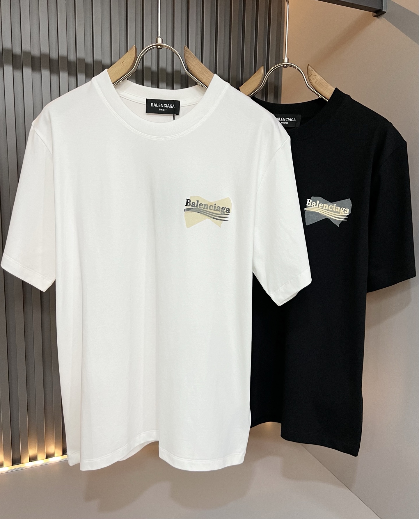 NO:847972,BALENCI*GA Paris* 2026 spring and summer new short-sleeved T-shirt for men and women!  Fashionable casual short-sleeved T-shirt with catwalk pattern print!  Design a logo print design!  It is highly designed and selected from 260g pure cotton fabrics supplied by customers. It feels soft and skin-friendly, comfortable and breathable. The real thing will definitely make you fall in love with it!  The round neck cut with loose shoulders and dropped shoulders, non-sexist style for couples to wear together, opens up a new fashion style!  Distinguish the market version of the high-definition series!  Size M-4XL,,balenciaga,T-shirt,tees,t-shirt,19860909BALENCI*GA巴黎*家 2026春夏新款男女同款短袖T恤！走秀图案印花时尚休闲短袖T恤衫！设计logo印花设计！极具设计精选客供260g纯棉面料,手感柔软亲肤,着身舒适透气性都无法挑剔,实物绝对会让你爱不释手！宽松小落肩的圆领版型裁剪,无性别主义的情侣混穿款式,打开全新的时装新韵味！区别市场版本高定系列！尺码M-4XL,,balenciaga,T-shirt,tees，t-shirt,,Men's clothing