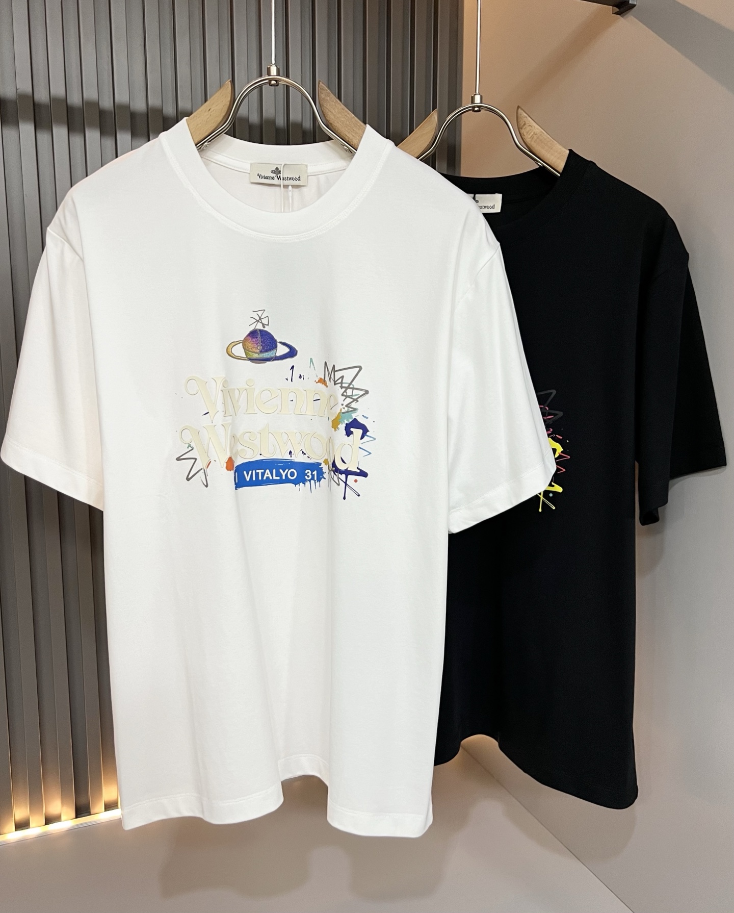 NO:846430,Vivienne Westwood Vivienne Westwood 2026 spring and summer new men's and women's T-shirts, Italian original order channel, highly personalized and high-end style, logo laminated design!  Made of loose and wide version, customized with original pure cotton fabric!  The latest popular fashion product has arrived. It is a simple and high-end fashion item. It is a fashion product with very high-end charm and is a must-have item for fashion trends!  Italian original factory channel, special supply level order, released simultaneously in Hong Kong, Macao and Taiwan buyer stores, it is also the most classic product, and its specifications and grades are beyond doubt!  !  A simple and high-end style item, it goes without saying that this style has a fresh and natural feeling, highlighting the brand's charm and sense of high-end. The texture of this style is very good, and the weight and color that can be felt by hand are even better and the skin-friendly degree is excellent. It is full of wearing enjoyment!  !  Size:M-3XL,,tees,t-shirt,19860909Vivienne Westwood 薇薇安·威斯特伍德·2026春夏新款男女同款T恤,意大利原厂订单渠道,极具个性高级风,标志logo压胶设计！宽松阔版型打造,定制原版纯棉面料！最新时尚潮流人气产物驾到,又是一款简约高级的时尚单品,穿搭魅力十分高级不俗的时尚产物 ,时尚潮流必备单品！意大利原厂渠道,特供级别订单,同步港澳台买手店发布,也是最经典的产物,其规格跟档次更是毋庸置疑！！ 简约高级的款式单品,言而喻此款自然具备那种清新自然的感觉,彰显品牌魅力与高级感,此款的质感十分的到位,用手可以感知的重磅跟出彩亲肤程度更是上佳,十足的穿着享受！！尺码:M-3XL,,tees，t-shirt,,Men's clothing
