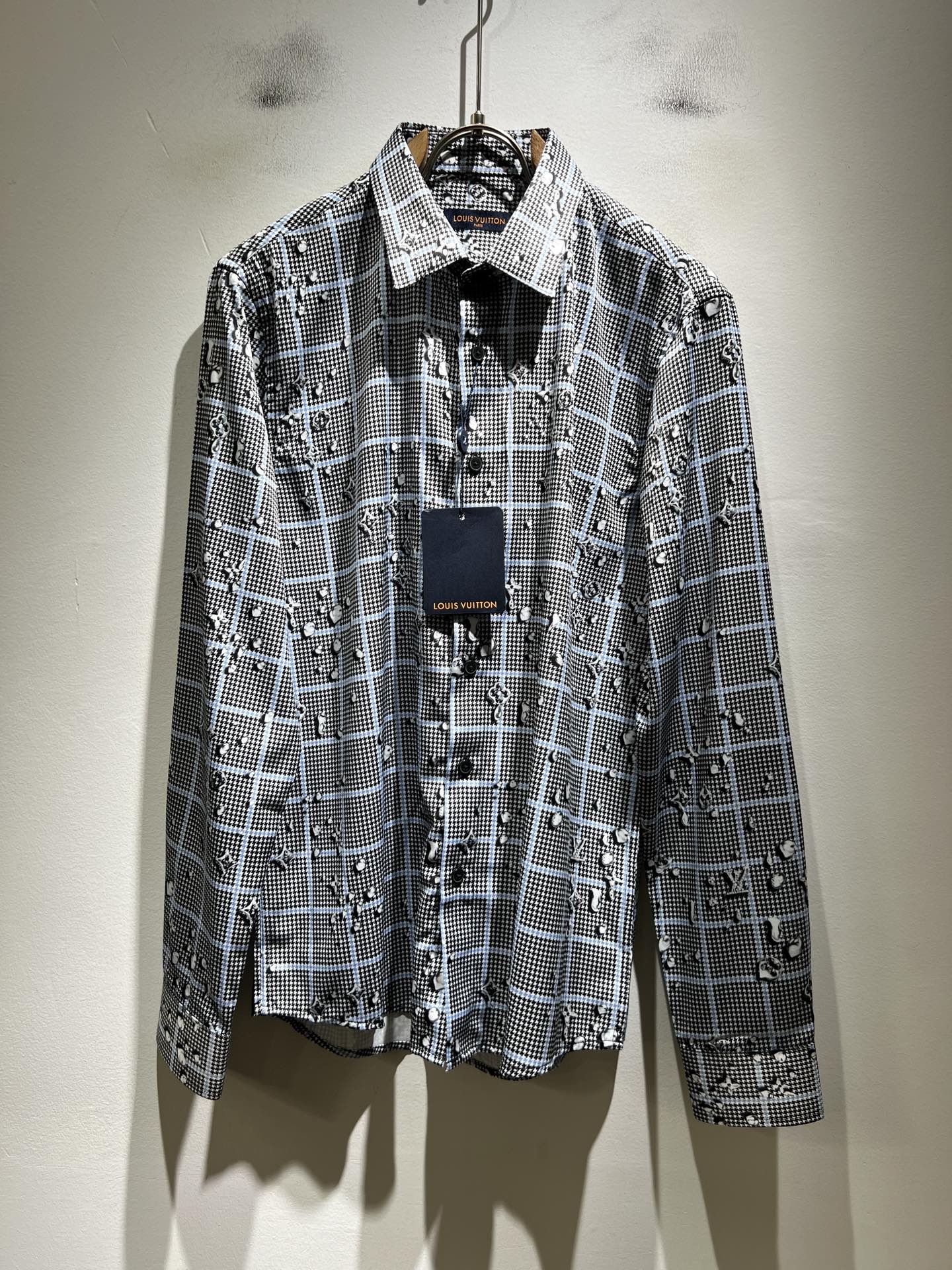 NO:848035,LouisVuitt* Louis*den 2026 spring and summer new product latest craftsman and women's same style lapel shirt, unique ultra-thin silky touch!  !  Design letter logo pattern printing design!  Representing the brand image, simple and comfortable style, high-end customized original exclusive poplin cotton fabric!  The solid color series is everyone's favorite. The simple style makes it more versatile. The seemingly simple style is actually more time-consuming in terms of fabric and craftsmanship. It is light, breathable, silky and smooth, and has a fashionable cut. The simple plain men's shirt with small pointed collar is a shirt that every man should buy!  Size 38-42,,louis vuitton,louis vuitton,shirts,19860909LouisVuitt*路易*登 2026春夏新品最新工艺男女同款翻领衬衣,独一无二超薄丝滑触感！！设计字母logo图案印花设计！代表品牌形象 简洁舒适的款式,高端定制原版专属府绸棉面料 ！纯色系列更是大家非常喜爱款,简约的款式穿搭起来更加的多样化.看似简单的款式,其实在面料以及工艺制作上更费时速干轻薄透气,丝滑冰爽,裁剪时尚版型,简约式素色小尖领男士衬衣,每一个男士都应该入手的衬衫！尺码38-42,,louis vuitton,louis vuitton,shirts,,Men's clothing