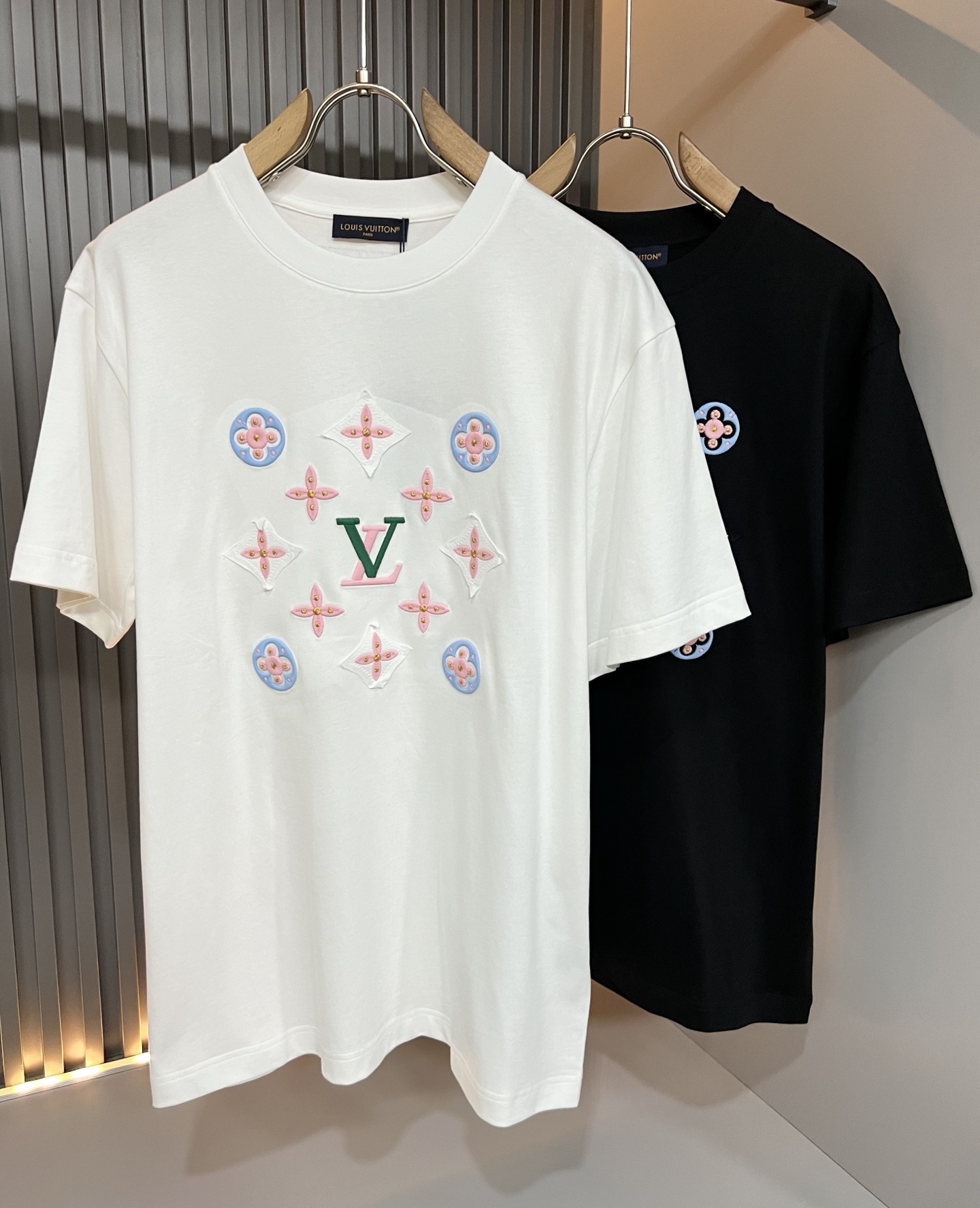 NO:847981,LouisVuitt* Louis*den's new 2026 spring and summer series of items are online. It is a very fashionable and avant-garde short-sleeved T-shirt for men and women, with logo embroidery and decoration!  It is different from the past and declares the design concept that the brand has inherited for many years!  Its eye-catching appeal is no less than any classic style, perfectly presenting the sense of fashion, high-end and luxury to the world!  It is made of imported 100% cotton material supplied by customers. It is a selection of high-quality pure cotton fabrics. It feels soft, waxy and delicate to the skin. The actual product will definitely exceed your imagination. It is extremely comfortable and breathable. Even if you sweat profusely, you will not feel greasy or stuffy. It maximizes sweat wicking and moisture absorption!  Size S-2XL,,louis vuitton,louis vuitton,T-shirt,tees,t-shirt,19860909LouisVuitt*路易*登 2026春夏全新系列单品上线,非常时髦前卫的一款男女同款短袖T恤,标识logo图案刺绣修饰！区别于以往的不同,宣示品牌传承多年的设计理念！其吸睛度完全不亚于任何经典款式,将时髦高级感与奢华感完美呈现在世人眼前！客供进口全棉材质制成,精选优质纯棉面料,触感软糯亲肤细腻,实物到手绝对超乎你的想象,贴身无比舒适透气,即便是汗流浃背也不会有腻身及闷热感可言,将排汗吸湿性发挥到了极致！尺码S-2XL,,louis vuitton,louis vuitton,T-shirt,tees，t-shirt,,Men's clothing