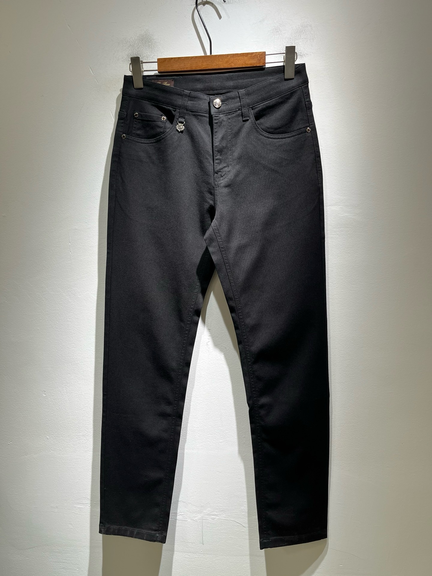 NO:849517,Loro Piana's 2026 spring and summer new men's fashion high-end casual pants, Hong Kong channel goods, original Japanese factory, pure blood quality, perfect continuation of the essence and genes of the LP family, from the main fabric to the detailed craftsmanship, all demonstrate the ingenuity of quality, use multiple brand elements to interpret, select precious cowhide material to construct the logo waist brand leather design!  A soulful expression of identity!  We provide customers with high-grade imported pure cotton fabrics, very high-end and fashionable detailed craftsmanship, and the red ear cloth is made by a specific antique loom. This element represents the identity and rank of the jeans, which is worth savoring!  It is invincible in terms of matching, interpreting the versatility in place, paying attention to the details, all the accessories are supplied by foreign merchants, the tailoring is fit and slim, and the upper body butt lifting effect is excellent. It is a styling item that can only be found but not sought after!  Size 29-40,,loro piana,loro piana,jeans,cowhide,19860909Loro Piana诺悠翩雅 2026春夏新品男士时装款高端休闲裤,香港洋行渠道货,日本原厂出品,纯血统品质,完美延续了LP家的精髓与基因,从主体面料到细节工艺,无不彰显出品质的匠心所在,运用多个品牌元素标识来诠释,选取矜贵的牛皮材质构建logo腰牌皮革设计！属于灵魂式的身份彰显！客供高级进口的纯棉面料,非常高级且时髦的细节工艺,赤耳布是由特定古董织布机完成,此元素代表着牛仔裤的身份及段位,非常值得细品悦人！在搭配上所向无敌,把百搭阐释到位,细节匠心考究,辅料皆为外商客供,剪裁合体修身,上身提臀效果绝佳,可遇而不可求的造型单品！尺码29-40,,loro piana,loro piana,jeans,cowhide,,Men's clothing