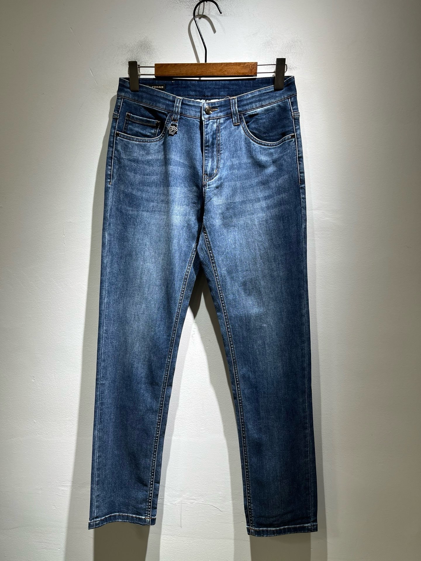 NO:849519,Versa*e Fan*zhe 2026 spring and summer new classic men's casual jeans, produced by OEM, exported to European and American orders, and will be released simultaneously in the official counter in 2025!  !  Turkish denim supplied by customers, soft texture, comfortable to wear, the fabric has been washed and polished by heavy industry, showing personality and more fashionable. Medusa head logo waistband design!  Pocket brand logo embroidery design!  Show your individual and uninhibited modern attitude. Highlight the brand’s recognition!  The details are perfect, the small straight leg, the natural slim fit, the upper body effect is particularly good, a really difficult pair of jeans!  !  Size 30-40,,versace,jeans,19860909Versa*e范*哲 2026春夏新款经典男士休闲牛仔裤、代工厂出品,出口欧美订单,2025官柜同步发售！！客供土耳其牛仔布、质地柔软、穿着舒适,面料经重工洗水打磨、呈现个性更时尚.美杜莎头像logo腰牌设计！口袋品牌logo刺绣设计！彰显个性不羁的摩登态度.突出品牌的辨识度！细节做工完美,小直筒、自然修身版型,上身效果特别棒,真正难的一款牛仔裤！！尺码30-40,,versace,jeans,,Men's clothing