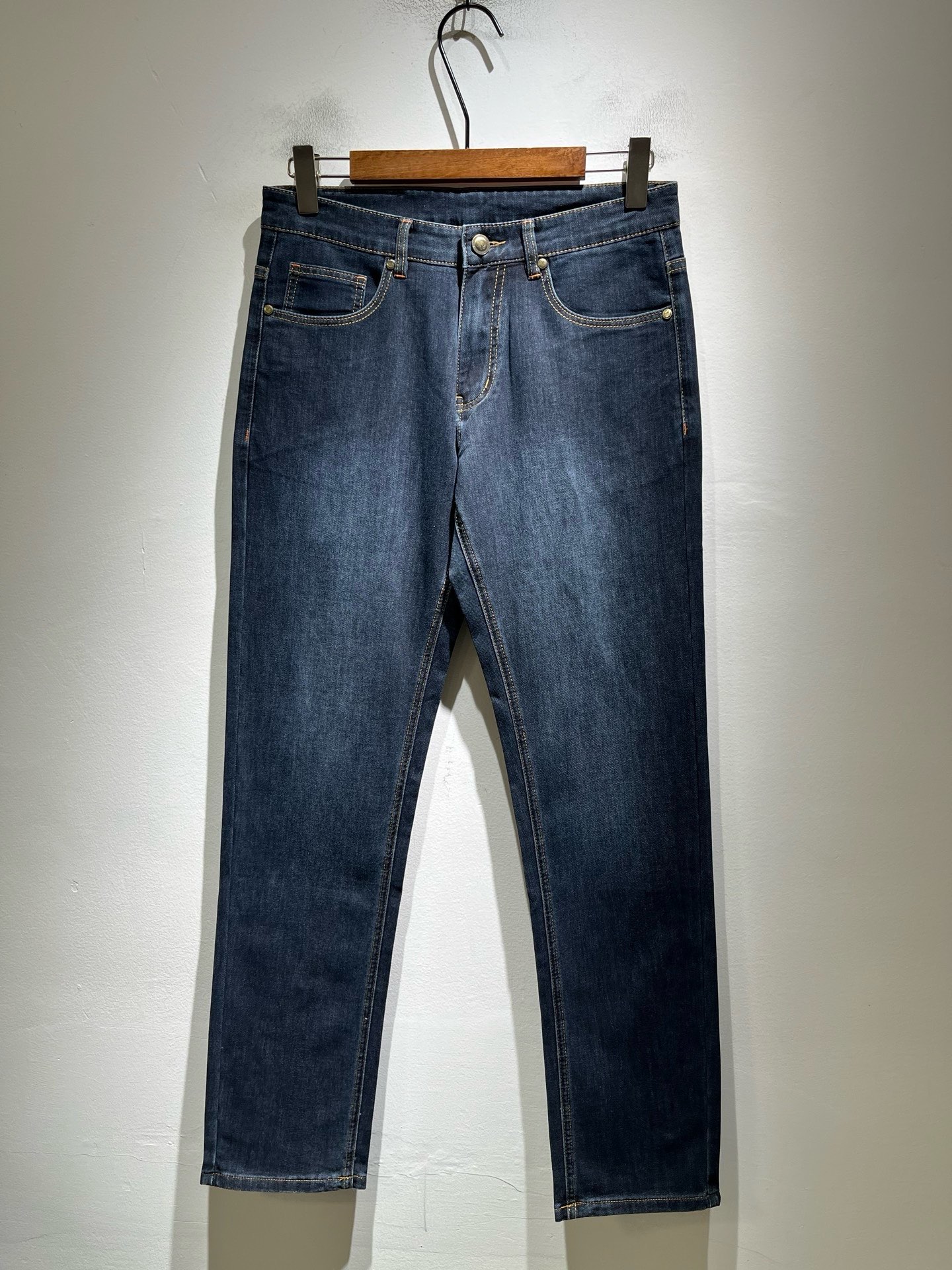 NO:849514,HERM*S 2026 spring and summer men's high-end denim washed small straight jeans overseas trading company channel order!  Slim fit straight leg jeans for men!  On sale at Shanghai Henglong store!  High-end, simple, very sophisticated in terms of craftsmanship and materials, the pursuit of quality is very rigorous and demanding, and every detail is used to prove its brand image!  The typical essence of the H family, a very representative logo waistband design!  The brand image of the H family is perfectly explained. The signature leather tag is also quite stunning. The brand LOGO is constructed. The fabric is perfectly transformed and sublimated. The heavy-duty environmentally friendly plant enzyme washing process has a unique retro style in the texture. It is quite brilliant. It is recognized as a universal and versatile color number that can withstand the test of any season!  Well cut, clean, crisp and neat!  Size 29-40,,hermes,jeans,19860909HERM*S爱*仕 2026春夏男士高端丹宁水洗小直筒牛仔裤 海外贸易公司渠道订单 ！男士修身直筒牛仔裤！上海恒隆店在售！高级、简约,工艺和用料方面都颇为考究,对于品质的追求非常严谨和苛刻,用每一个细节来力证自身品牌形象！H家的典型精髓,极具代表性标志logo腰牌设计！将H家的品牌形象完美阐释出来,招牌式的皮牌亦颇为惊艳,构建出品牌LOGO,面料得到完美蜕变和升华,重磅环保植物酵素水洗工艺,肌理有着独特的复古风格,相当出彩,公认的万能百搭色号,经得住任何季节的考验配色！剪裁精良,干净清爽且利落！尺码29-40,,hermes,jeans,,Men's clothing