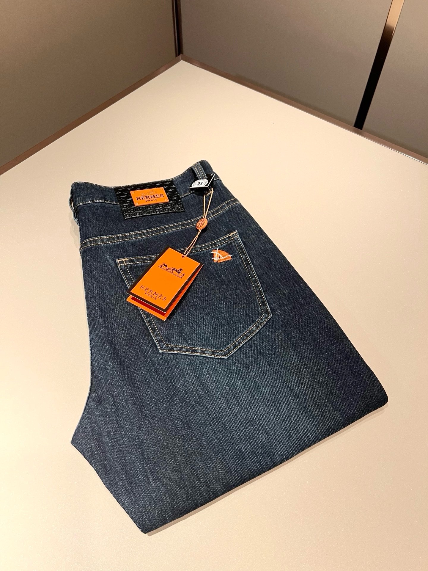NO:847993,HERM*S 2026 spring and summer men's high-end denim washed small straight jeans overseas trading company channel order!  Slim fit straight leg jeans for men!  On sale at Shanghai Henglong store!  High-end, simple, very sophisticated in terms of craftsmanship and materials, the pursuit of quality is very rigorous and demanding, and every detail is used to prove its brand image!  The typical essence of the H family, a very representative logo waistband design!  The brand image of the H family is perfectly explained. The signature leather tag is also quite stunning. The brand LOGO is constructed. The fabric is perfectly transformed and sublimated. The heavy-duty environmentally friendly plant enzyme washing process has a unique retro style in the texture. It is quite brilliant. It is recognized as a universal and versatile color number that can withstand the test of any season!  Well cut, clean, crisp and neat!  Size 29-40,,hermes,jeans,19860909HERM*S爱*仕 2026春夏男士高端丹宁水洗小直筒牛仔裤 海外贸易公司渠道订单 ！男士修身直筒牛仔裤！上海恒隆店在售！高级、简约,工艺和用料方面都颇为考究,对于品质的追求非常严谨和苛刻,用每一个细节来力证自身品牌形象！H家的典型精髓,极具代表性标志logo腰牌设计！将H家的品牌形象完美阐释出来,招牌式的皮牌亦颇为惊艳,构建出品牌LOGO,面料得到完美蜕变和升华,重磅环保植物酵素水洗工艺,肌理有着独特的复古风格,相当出彩,公认的万能百搭色号,经得住任何季节的考验配色！剪裁精良,干净清爽且利落！尺码29-40,,hermes,jeans,,Men's clothing
