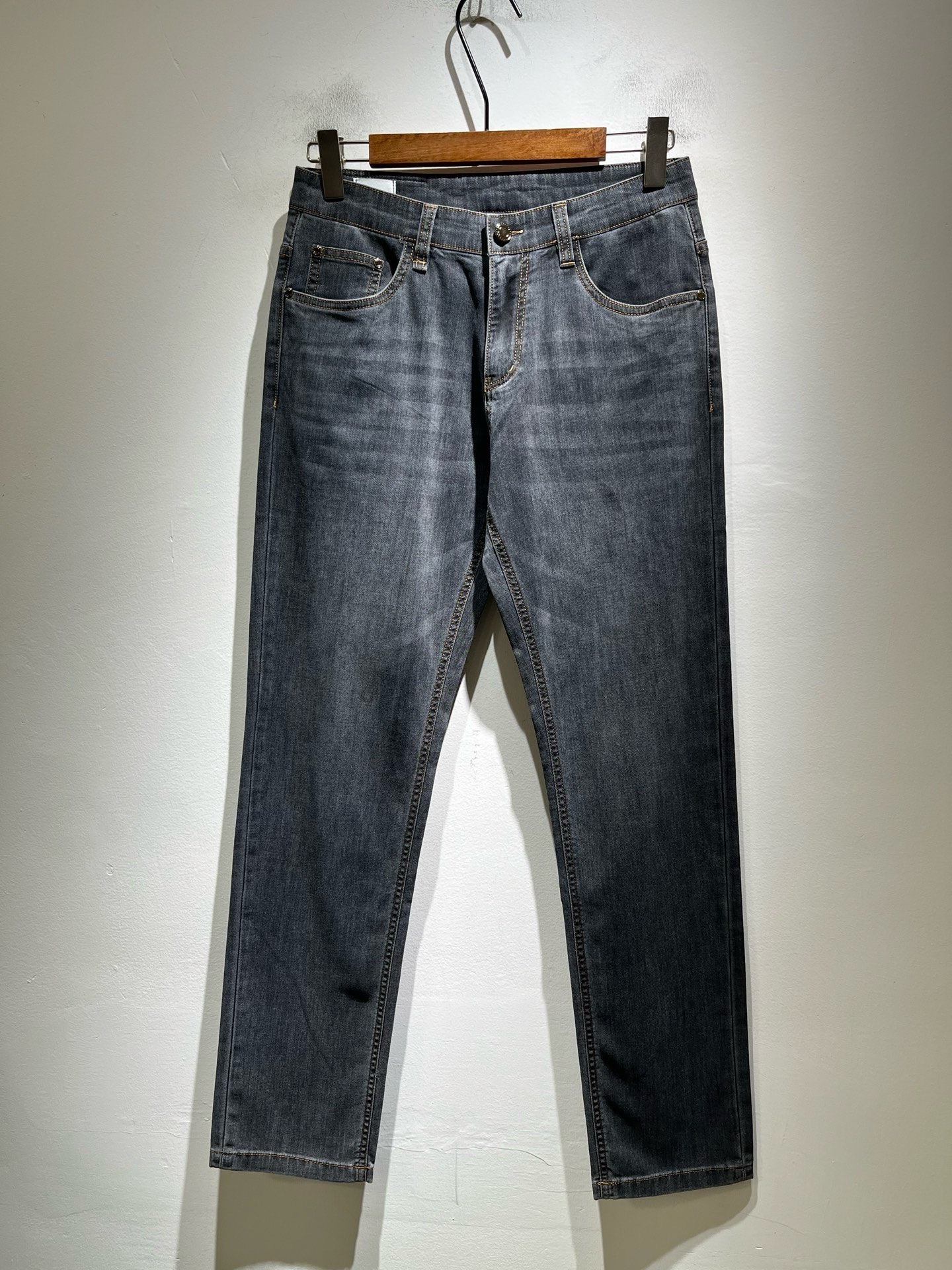 NO:849511,BURBER*Y 2026 spring and summer new men's high-end casual and versatile jeans!  For BUR fans, such an elegant classic design is enough to attract attention at a glance. It is the most handsome series among all BUR jeans this year. I only need to take a look to know that this will definitely be a sensational hit and popular all over the Internet. It is made of classic slim-fitting three-dimensional tailoring and is equipped with the latest logo pattern waistband design!  A very representative waist brand modification!  It simply and easily demonstrates the charm of the brand, and naturally presents specifications, grades, fashion and trendy effects. It has perfect matching performance and can easily wear with a sense of luxury and high-end effects!  Made of top quality imported Japanese washed denim cotton, it is very comfortable, breathable and has a natural drape, making it suitable for all year round wear!  !  This style of jeans is made with a three-dimensional cut and a small straight fit. Its single-matching magic and practical wearability are understandable. Whether you are wearing it for daily wear or appearing on the high street, it is the best choice. It is super charming!  It also demonstrates the authentic original flavor of BUR, and also perfectly demonstrates its specifications and rank!  Obviously, this is a great product that you must buy. Whether you are a fan of BUR or not, you must buy this product. It is a highly recommended product!  Size 29-38,,burberry,jeans,19860909BURBER*Y巴*莉 2026春夏新品男士高端休闲百搭牛仔裤！对于BUR粉丝来说,这样大气的经典设计足矣一眼种草,是今年BUR所有牛仔裤当中最帅的一个系列,我只需要看一眼就知道,这绝对会是一个引起轰动的爆款,而且全网风靡,经典的修身立体剪裁版型打造,配置了最新的logo图案腰牌工艺设计！极具代表性腰牌修饰！简单轻松的彰显出品牌魅力所在,自然而然的呈现规格,档次,时髦以及新潮效果,搭配性能满分,轻松穿出高级感与高端效果！顶级的进口日本洗水牛仔棉质打造,并舒适透气感满分,且垂感自然,适合一年四季的穿搭所需！！此款牛仔裤采用了立体裁剪小直筒版型打造,其单配魔力与实穿性是无可厚非的,不管你是日常穿搭还是高街出镜都是不二之选,超具魅力！更是彰显了地地道道的的BUR原味,同时也是完美的展现了其规格和段位所在！很显然,这是一款绝对要收的重磅好货,不管你是不是BUR的粉丝,此款你都必须要收,极力推荐的好货！尺码29-38,,burberry,jeans,,Men's clothing