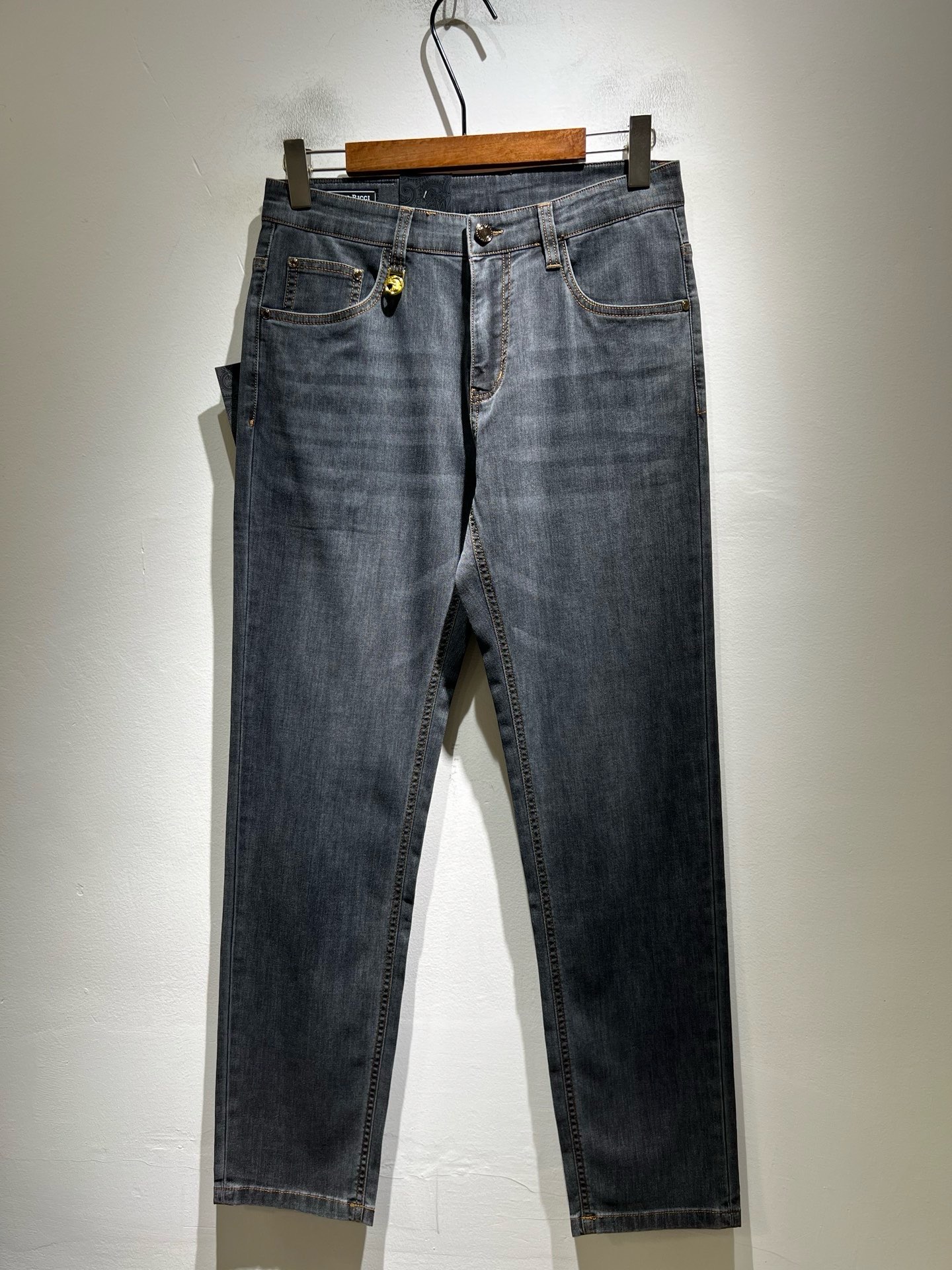 NO:849508,STEFANO RIC*I/STEFANO RIC*I 2026 spring and summer men's original casual jeans, highly recommended!  Quality 'cow beer' This model uses original exclusive fabrics!  The craftsmanship is top-notch, and the hardware is decorated with an eagle head logo!  It has a strong three-dimensional sense and is visually stunning. The pattern is presented by the iconic brand pattern. It is very recognizable and high-end and fashionable, and effectively demonstrates your identity!  In addition, it feels full of cotton, has both comfort and breathability, is extremely delicate to the touch, and has excellent skin-friendliness!  The details are perfect, all kinds of exquisite and elegant, the shape is very strong, the upper body is full of shape, it is a unique type on the market!  Size 29-40,,jeans,19860909STEFANO RIC*I/史蒂芬.尼治 2026春夏男士原单休闲牛仔裤,重磅推荐！品质“牛啤” 此款所运用原版专属面料！还是工艺都堪称顶尖,设计鹰头logo五金修饰！立体感极强,视觉极其惊艳震撼,图案由标志性的品牌图案呈现,辨识度非常鲜明且高级时髦,有力彰显身份！此外棉感十足,舒适性与透气性兼备,触感极为细腻,亲肤性绝佳！细节完美如斯,各种精湛考究 造型感极强,上身型款十足,属于市面独一无二的类型！尺码29-40,,jeans,,Men's clothing