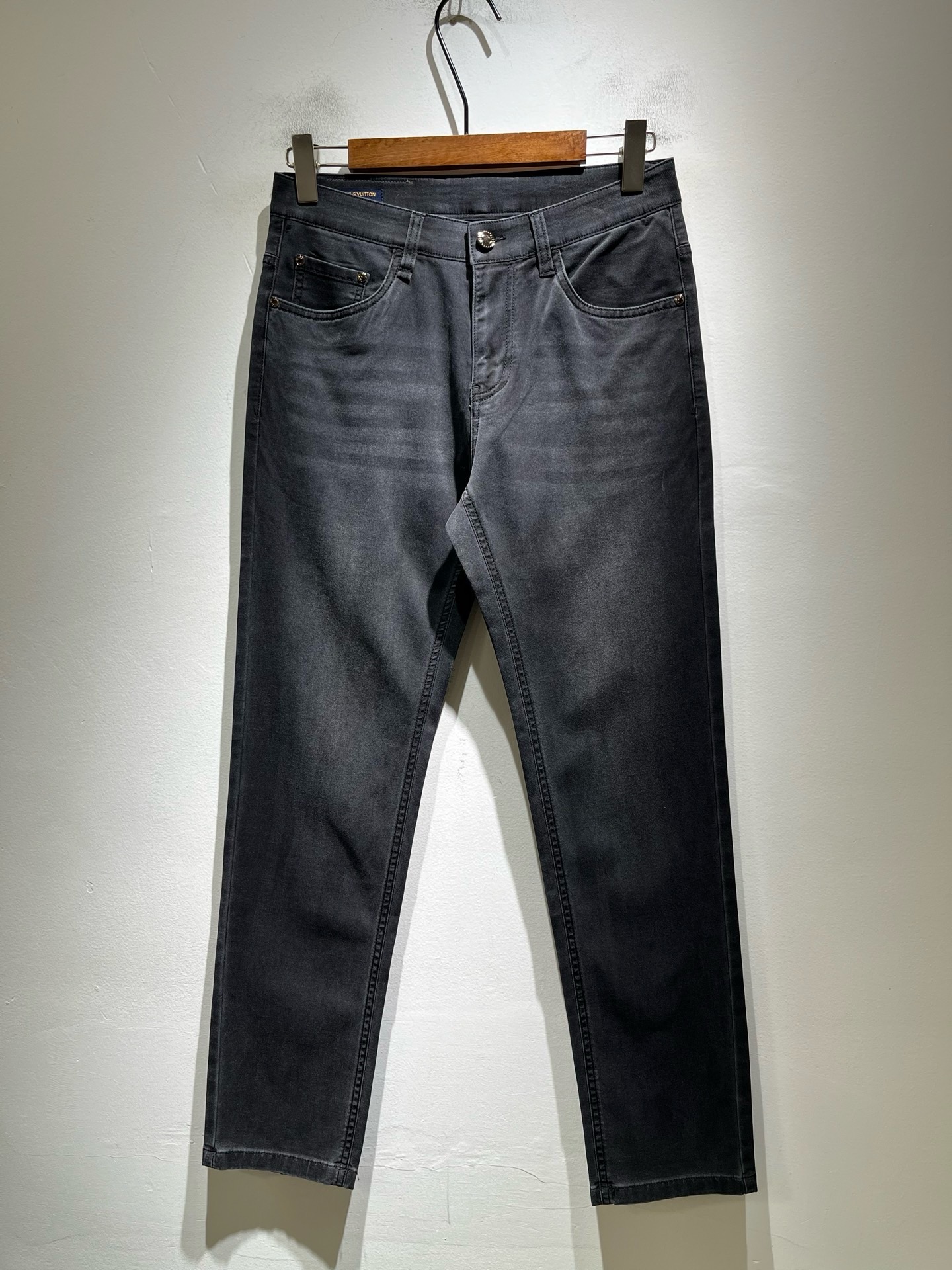 NO:849506,Louis Vuitto* Louis*den 2026 new spring and summer men's classic washed small straight denim trousers. Excellent upper body performance, versatile choice, great value for money to share!  !  As a classic combination of men's simple elements, the Luyu Louis classic jeans series has always been a legendary item in the industry and an enduring item. Many men with senior financial strength are guests of the Louis family. Countless big shots have performed it. There is a saying in the fashion circle. It is made of top-quality denim denim fabrics. After being treated with high-end washing technology, it has a sense of class and luxury. Nameplate waist plate hardware logo accessories design!  The fabric is extremely comfortable for the upper body and gives people a full of trendy and fashionable atmosphere. It interprets luxury and trendiness to the extreme. The classic, exquisite and precise straight-cut design has a thickness that can be used across all seasons and is a must-have item!  Size 30 -40,,louis vuitton,louis vuitton,19860909Louis Vuitto*路易*登2026春夏新款男士经典水洗小直筒牛仔长裤.绝佳的上身性能,百搭之选,超值性价比分享！！作为男生简约元素经典搭配,路遇路易经典仔裤系列,这个一直是业内的传奇单品,也是经久不衰的单品,很多具有资深经济实力的男人都是路易家族的座上客,无数的大佬都曾演绎过,时尚圈更是流传这么一句话,顶级丹宁牛仔面料打造而成,经高端水洗工艺处理后,极具档次与奢华感.铭牌腰牌五金logo辅料设计！面料极好上身舒适,给人满满的潮流时髦气息,将奢华与潮流感演绎到了极致,经典精湛精准的直筒版型裁剪设计,厚度更是能横跨四季必入好款！ 尺码30 -40,,louis vuitton,louis vuitton,,Men's clothing