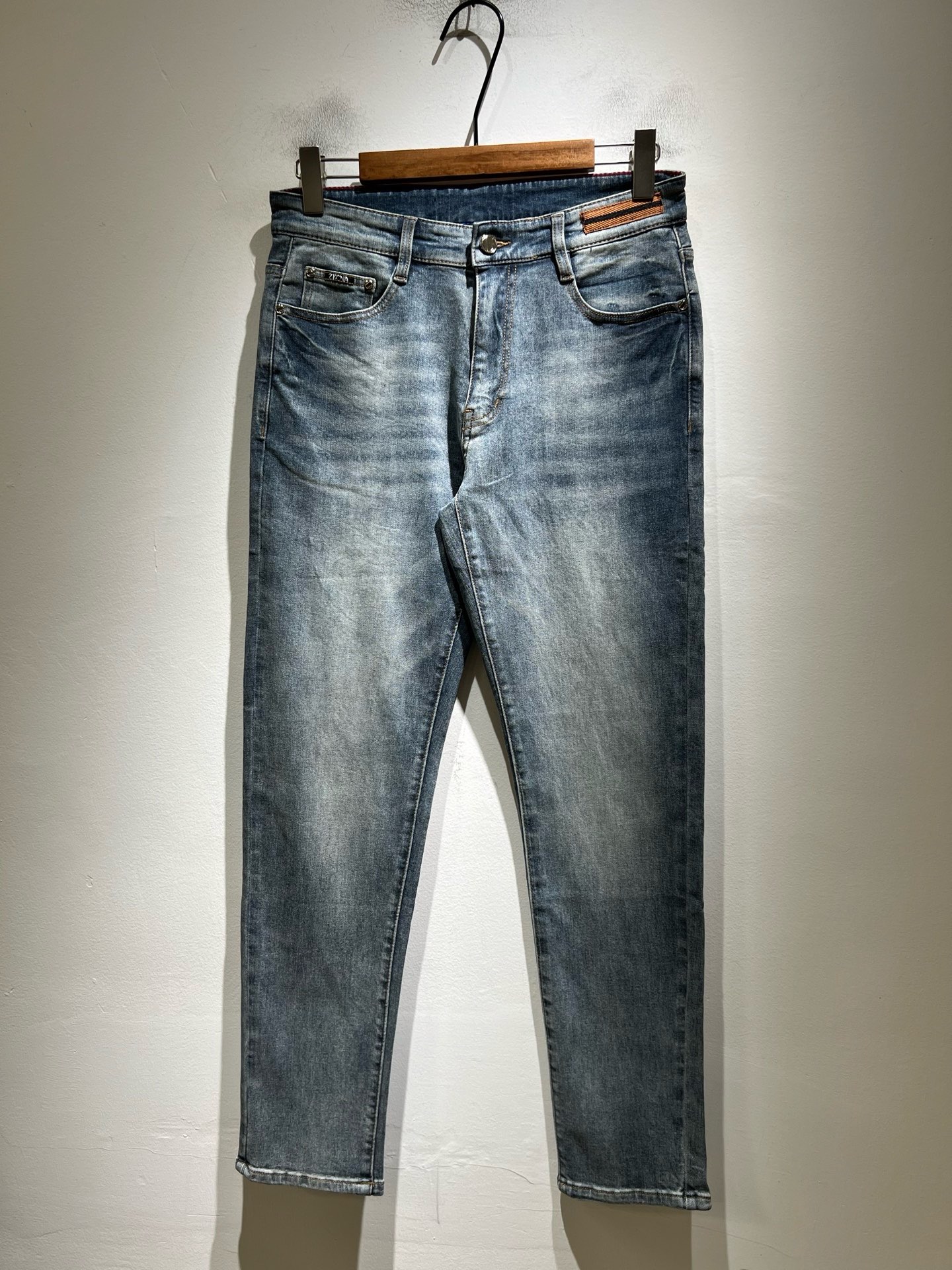 NO:849502,Zegna's new 2026 spring and summer men's casual jeans, the final channel product has appeared!  !  Simultaneous sales at the counter!  It is no exaggeration to say that these trousers are products from the original OEM channel, not bragging about the original OEM. They are completely products from the domestic garment OEM officially authorized by Ermenegildo Zegna!  Therefore, the quantity and size ratio are extremely scarce, so you will earn money if you grab it!  The best pantsuits ever officially unveiled!  !  !  !  !  !  Zegna products have always been one of the must-have accessories for successful business people!  The brand's high-end style and powerful aura are not easily surpassed by everyone. No matter which season the style is, it is the standard of temperament!  However, the fabric pattern is between business casual and daily wear, and the waist is decorated with a logo waistband!  Only Ermenegildo Zegna, which specializes in men's business and casual wear, can design a pair of trousers that is so suitable for the general public!  Whether you are wearing it for casual occasions or business occasions, this style can be matched just right. If you want to wear it, you must wear it well and be able to wear it with your own taste!  Pants that give yourself unlimited bonus points!  Size 29-40,,zegna,jeans,19860909Zegna 杰尼亚 2026春夏新款男士休闲牛仔裤,压轴的渠道货出现了！！柜台同步销售！ 毫不夸张的说,此款裤装是原厂代工渠道的货,并不是吹牛的原厂代工,完全是由杰尼亚官方授权的国内成衣代工厂出来的产品！所以数量跟尺码配比都极度紧缺,抢到就是赚到！最好的裤装正式揭幕！！！！！！Zegna的东西,从来都是成功商务人士的专属必备行头之一！品牌高级的格调以及自带强大的气场并不是所有人都能轻易凌驾的.无论哪季的款式都是都是气质标配！但是面料版型又介乎于商务休闲跟日常穿着之间,腰身设计logo腰牌修饰！能将一款裤装设计到如此贴合大众穿着,也就只有专注于男装商务休闲的杰尼亚了！不论您是休闲场合穿搭,或者商务场合此款都能搭配的恰到好处要穿,就必须穿好的,能穿出属于自己品味的！给自己无限加分的裤子！尺码29-40,,zegna,jeans,,Men's clothing