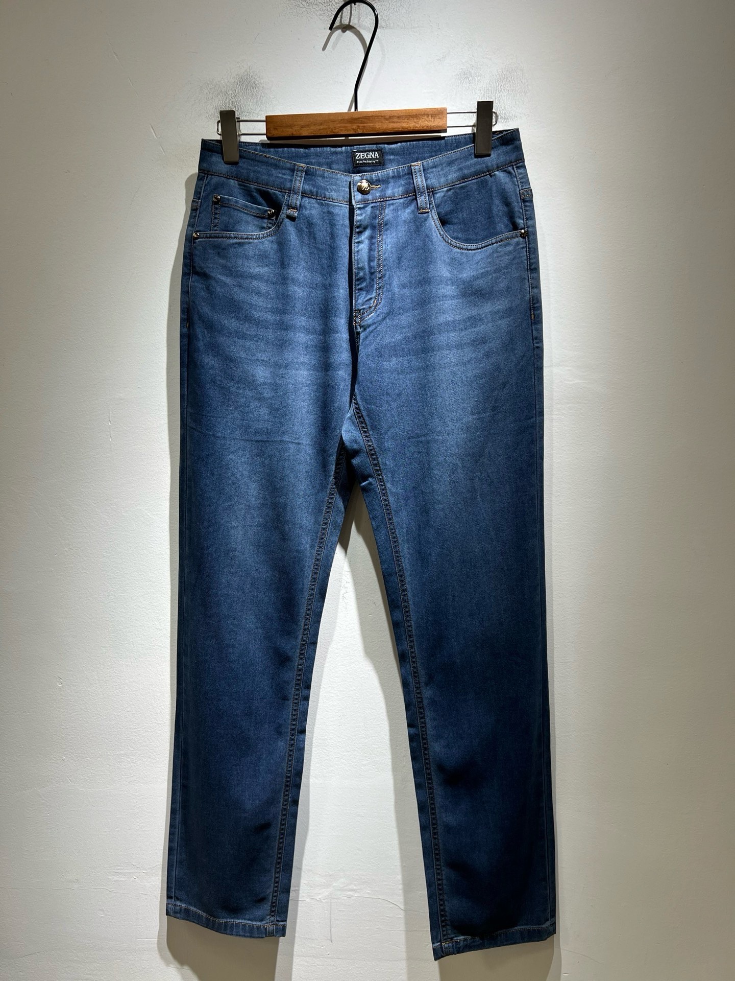 NO:848009,Zegna's new 2026 spring and summer men's casual jeans, the final channel product has appeared!  !  Simultaneous sales at the counter!  It is no exaggeration to say that these trousers are products from the original OEM channel, not bragging about the original OEM. They are completely products from the domestic garment OEM officially authorized by Ermenegildo Zegna!  Therefore, the quantity and size ratio are extremely scarce, so you will earn money if you grab it!  The best pantsuits ever officially unveiled!  !  !  !  !  !  Zegna products have always been one of the must-have accessories for successful business people!  The brand's high-end style and powerful aura are not easily surpassed by everyone. No matter which season the style is, it is the standard of temperament!  However, the fabric pattern is between business casual and daily wear, and the waist is decorated with a logo waistband!  Only Ermenegildo Zegna, which specializes in men's business and casual wear, can design a pair of trousers that is so suitable for the general public!  Whether you are wearing it for casual occasions or business occasions, this style can be matched just right. If you want to wear it, you must wear it well and be able to wear it with your own taste!  Pants that give yourself unlimited bonus points!  Size 29-40,,zegna,jeans,19860909Zegna 杰尼亚 2026春夏新款男士休闲牛仔裤,压轴的渠道货出现了！！柜台同步销售！ 毫不夸张的说,此款裤装是原厂代工渠道的货,并不是吹牛的原厂代工,完全是由杰尼亚官方授权的国内成衣代工厂出来的产品！所以数量跟尺码配比都极度紧缺,抢到就是赚到！最好的裤装正式揭幕！！！！！！Zegna的东西,从来都是成功商务人士的专属必备行头之一！品牌高级的格调以及自带强大的气场并不是所有人都能轻易凌驾的.无论哪季的款式都是都是气质标配！但是面料版型又介乎于商务休闲跟日常穿着之间,腰身设计logo腰牌修饰！能将一款裤装设计到如此贴合大众穿着,也就只有专注于男装商务休闲的杰尼亚了！不论您是休闲场合穿搭,或者商务场合此款都能搭配的恰到好处要穿,就必须穿好的,能穿出属于自己品味的！给自己无限加分的裤子！尺码29-40,,zegna,jeans,,Men's clothing