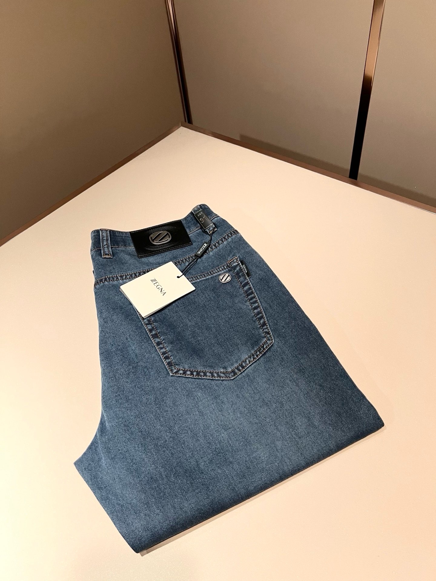 NO:849520,Zegna's new 2026 spring and summer men's casual jeans, the final channel product has appeared!  !  Simultaneous sales at the counter!  It is no exaggeration to say that these trousers are products from the original OEM channel, not bragging about the original OEM. They are completely products from the domestic garment OEM officially authorized by Ermenegildo Zegna!  Therefore, the quantity and size ratio are extremely scarce, so you will earn money if you grab it!  The best pantsuits ever officially unveiled!  !  !  !  !  !  Zegna products have always been one of the must-have accessories for successful business people!  The brand's high-end style and powerful aura are not easily surpassed by everyone. No matter which season the style is, it is the standard of temperament!  However, the fabric pattern is between business casual and daily wear, and the waist is decorated with a logo waistband!  Only Ermenegildo Zegna, which specializes in men's business and casual wear, can design a pair of trousers that is so suitable for the general public!  Whether you are wearing it for casual occasions or business occasions, this style can be matched just right. If you want to wear it, you must wear it well and be able to wear it with your own taste!  Pants that give yourself unlimited bonus points!  Size 29-40,,zegna,jeans,19860909Zegna 杰尼亚 2026春夏新款男士休闲牛仔裤,压轴的渠道货出现了！！柜台同步销售！ 毫不夸张的说,此款裤装是原厂代工渠道的货,并不是吹牛的原厂代工,完全是由杰尼亚官方授权的国内成衣代工厂出来的产品！所以数量跟尺码配比都极度紧缺,抢到就是赚到！最好的裤装正式揭幕！！！！！！Zegna的东西,从来都是成功商务人士的专属必备行头之一！品牌高级的格调以及自带强大的气场并不是所有人都能轻易凌驾的.无论哪季的款式都是都是气质标配！但是面料版型又介乎于商务休闲跟日常穿着之间,腰身设计logo腰牌修饰！能将一款裤装设计到如此贴合大众穿着,也就只有专注于男装商务休闲的杰尼亚了！不论您是休闲场合穿搭,或者商务场合此款都能搭配的恰到好处要穿,就必须穿好的,能穿出属于自己品味的！给自己无限加分的裤子！尺码29-40,,zegna,jeans,,Men's clothing