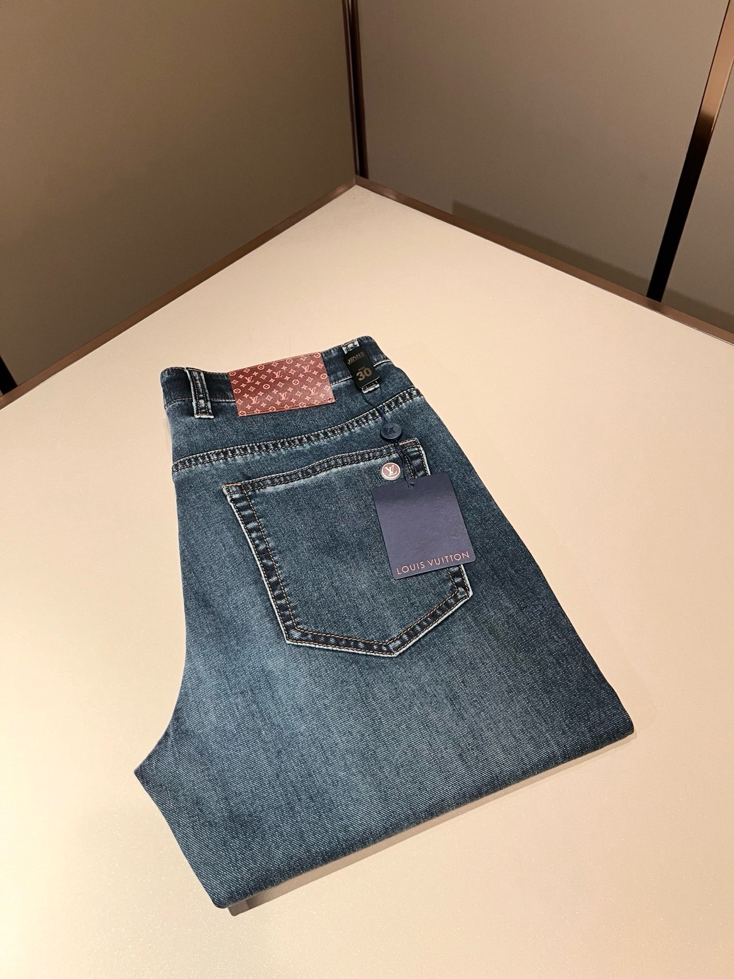 NO:849516,Louis Vuitto* Louis*den 2026 new spring and summer men's classic washed small straight denim trousers. Excellent upper body performance, versatile choice, great value for money to share!  !  As a classic combination of men's simple elements, the Luyu Louis classic jeans series has always been a legendary item in the industry and an enduring item. Many men with senior financial strength are guests of the Louis family. Countless big shots have performed it. There is a saying in the fashion circle. It is made of top-quality denim denim fabrics. After being treated with high-end washing technology, it has a sense of class and luxury. Nameplate waist plate hardware logo accessories design!  The fabric is extremely comfortable for the upper body and gives people a full of trendy and fashionable atmosphere. It interprets luxury and trendiness to the extreme. The classic, exquisite and precise straight-cut design has a thickness that can be used across all seasons and is a must-have item!  Size 30 -40,,louis vuitton,louis vuitton,19860909Louis Vuitto*路易*登2026春夏新款男士经典水洗小直筒牛仔长裤.绝佳的上身性能,百搭之选,超值性价比分享！！作为男生简约元素经典搭配,路遇路易经典仔裤系列,这个一直是业内的传奇单品,也是经久不衰的单品,很多具有资深经济实力的男人都是路易家族的座上客,无数的大佬都曾演绎过,时尚圈更是流传这么一句话,顶级丹宁牛仔面料打造而成,经高端水洗工艺处理后,极具档次与奢华感.铭牌腰牌五金logo辅料设计！面料极好上身舒适,给人满满的潮流时髦气息,将奢华与潮流感演绎到了极致,经典精湛精准的直筒版型裁剪设计,厚度更是能横跨四季必入好款！ 尺码30 -40,,louis vuitton,louis vuitton,,Men's clothing