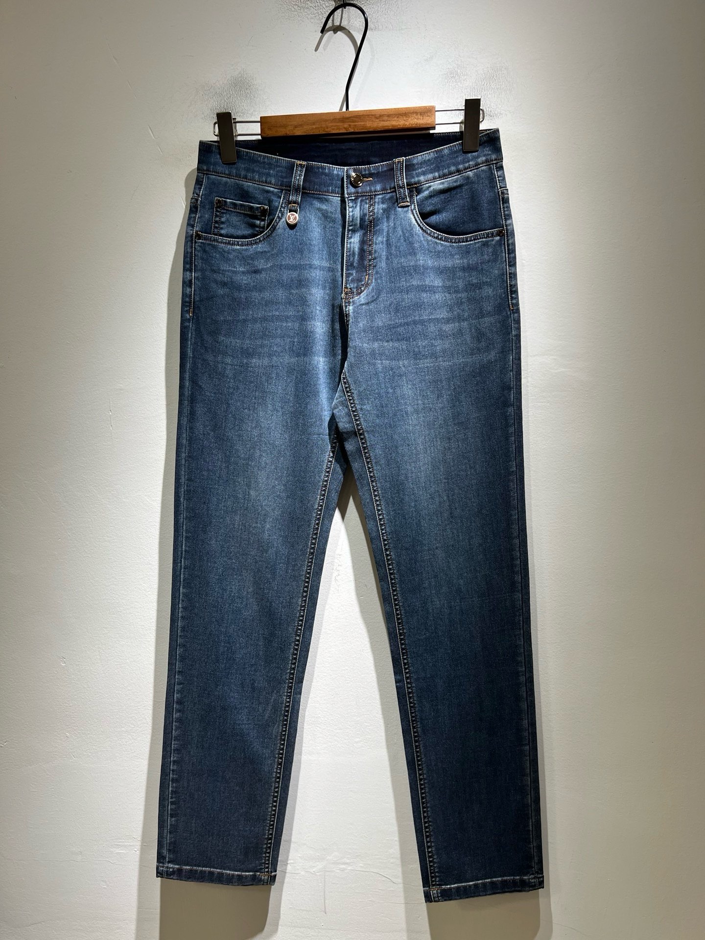 NO:848007,Louis Vuitto* Louis*den 2026 new spring and summer men's classic washed small straight denim trousers. Excellent upper body performance, versatile choice, great value for money to share!  !  As a classic combination of men's simple elements, the Luyu Louis classic jeans series has always been a legendary item in the industry and an enduring item. Many men with senior financial strength are guests of the Louis family. Countless big shots have performed it. There is a saying in the fashion circle. It is made of top-quality denim denim fabrics. After being treated with high-end washing technology, it has a sense of class and luxury. Nameplate waist plate hardware logo accessories design!  The fabric is extremely comfortable for the upper body and gives people a full of trendy and fashionable atmosphere. It interprets luxury and trendiness to the extreme. The classic, exquisite and precise straight-cut design has a thickness that can be used across all seasons and is a must-have item!  Size 30 -40,,louis vuitton,louis vuitton,19860909Louis Vuitto*路易*登2026春夏新款男士经典水洗小直筒牛仔长裤.绝佳的上身性能,百搭之选,超值性价比分享！！作为男生简约元素经典搭配,路遇路易经典仔裤系列,这个一直是业内的传奇单品,也是经久不衰的单品,很多具有资深经济实力的男人都是路易家族的座上客,无数的大佬都曾演绎过,时尚圈更是流传这么一句话,顶级丹宁牛仔面料打造而成,经高端水洗工艺处理后,极具档次与奢华感.铭牌腰牌五金logo辅料设计！面料极好上身舒适,给人满满的潮流时髦气息,将奢华与潮流感演绎到了极致,经典精湛精准的直筒版型裁剪设计,厚度更是能横跨四季必入好款！ 尺码30 -40,,louis vuitton,louis vuitton,,Men's clothing