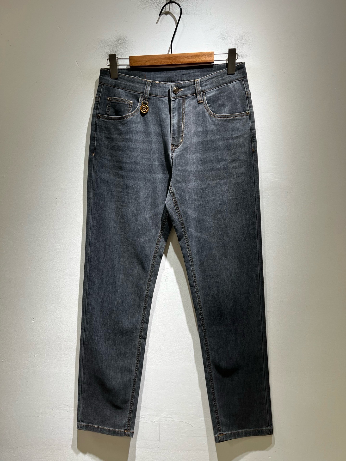 NO:848011,Guc*Gucci 2026 new spring and summer men's high-end casual and versatile slim-cut jeans for commuting in all seasons!  For fans, such an elegant classic design is enough to attract attention at a glance. It is the most handsome series among all jeans this year. I only need to take a look to know that this will definitely be a sensational hit and popular all over the Internet. It is made of classic slim-fitting three-dimensional tailoring and is equipped with the latest logo pattern waistband design!  A very representative waist brand modification!  It simply and easily demonstrates the charm of the brand, and naturally presents specifications, grades, fashion and trendy effects. It has perfect matching performance and can easily wear with a sense of luxury and high-end effects!  Made of top quality imported Japanese washed denim cotton, it is very comfortable, breathable and has a natural drape, making it suitable for all year round wear!  !  This style of jeans is made with a three-dimensional cut and a small straight fit. Its single-matching magic and practical wearability are understandable. Whether you are wearing it for daily wear or appearing on the high street, it is the best choice. It is super charming!  It also demonstrates the authentic original flavor of BUR, and also perfectly demonstrates its specifications and rank!  Obviously, this is a great product that you absolutely must buy. You must buy this product. It is a product that is highly recommended!  Size 30-40 37 39,,burberry,gucci,jeans,19860909Guc*古奇 2026春夏新品男士高端休闲百搭四季通勤修身剪裁牛仔裤！对于粉丝来说,这样大气的经典设计足矣一眼种草,是今年所有牛仔裤当中最帅的一个系列,我只需要看一眼就知道,这绝对会是一个引起轰动的爆款,而且全网风靡,经典的修身立体剪裁版型打造,配置了最新的logo图案腰牌工艺设计！极具代表性腰牌修饰！简单轻松的彰显出品牌魅力所在,自然而然的呈现规格,档次,时髦以及新潮效果,搭配性能满分,轻松穿出高级感与高端效果！顶级的进口日本洗水牛仔棉质打造,并舒适透气感满分,且垂感自然,适合一年四季的穿搭所需！！此款牛仔裤采用了立体裁剪小直筒版型打造,其单配魔力与实穿性是无可厚非的,不管你是日常穿搭还是高街出镜都是不二之选,超具魅力！更是彰显了地地道道的的BUR原味,同时也是完美的展现了其规格和段位所在！很显然,这是一款绝对要收的重磅好货,此款你都必须要收,极力推荐的好货！尺码30-40 37 39,,burberry,gucci,jeans,,Men's clothing