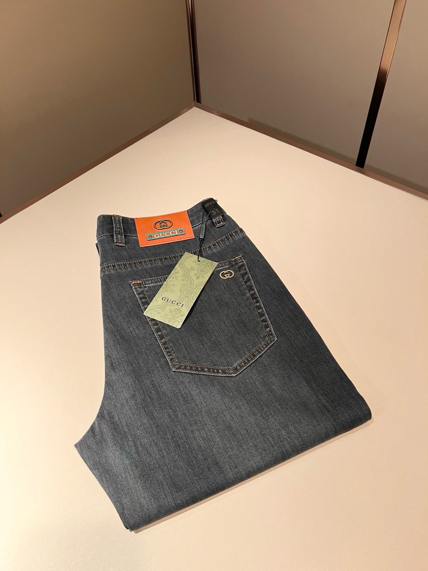 NO:849513,Guc*Gucci 2026 new spring and summer men's high-end casual and versatile slim-cut jeans for commuting in all seasons!  For fans, such an elegant classic design is enough to attract attention at a glance. It is the most handsome series among all jeans this year. I only need to take a look to know that this will definitely be a sensational hit and popular all over the Internet. It is made of classic slim-fitting three-dimensional tailoring and is equipped with the latest logo pattern waistband design!  A very representative waist brand modification!  It simply and easily demonstrates the charm of the brand, and naturally presents specifications, grades, fashion and trendy effects. It has perfect matching performance and can easily wear with a sense of luxury and high-end effects!  Made of top quality imported Japanese washed denim cotton, it is very comfortable, breathable and has a natural drape, making it suitable for all year round wear!  !  This style of jeans is made with a three-dimensional cut and a small straight fit. Its single-matching magic and practical wearability are understandable. Whether you are wearing it for daily wear or appearing on the high street, it is the best choice. It is super charming!  It also demonstrates the authentic original flavor of BUR, and also perfectly demonstrates its specifications and rank!  Obviously, this is a great product that you absolutely must buy. You must buy this product. It is a product that is highly recommended!  Size 30-40 37 39,,burberry,gucci,jeans,19860909Guc*古奇 2026春夏新品男士高端休闲百搭四季通勤修身剪裁牛仔裤！对于粉丝来说,这样大气的经典设计足矣一眼种草,是今年所有牛仔裤当中最帅的一个系列,我只需要看一眼就知道,这绝对会是一个引起轰动的爆款,而且全网风靡,经典的修身立体剪裁版型打造,配置了最新的logo图案腰牌工艺设计！极具代表性腰牌修饰！简单轻松的彰显出品牌魅力所在,自然而然的呈现规格,档次,时髦以及新潮效果,搭配性能满分,轻松穿出高级感与高端效果！顶级的进口日本洗水牛仔棉质打造,并舒适透气感满分,且垂感自然,适合一年四季的穿搭所需！！此款牛仔裤采用了立体裁剪小直筒版型打造,其单配魔力与实穿性是无可厚非的,不管你是日常穿搭还是高街出镜都是不二之选,超具魅力！更是彰显了地地道道的的BUR原味,同时也是完美的展现了其规格和段位所在！很显然,这是一款绝对要收的重磅好货,此款你都必须要收,极力推荐的好货！尺码30-40 37 39,,burberry,gucci,jeans,,Men's clothing
