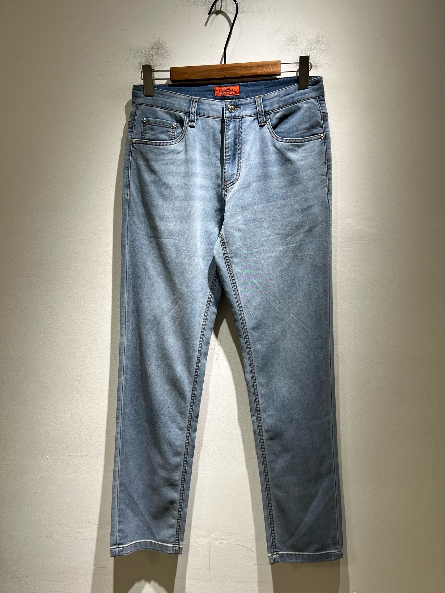 NO:848005,HERM*S 2026 spring and summer men's high-end denim washed small straight jeans overseas trading company channel order!  Slim fit straight leg jeans for men!  On sale at Shanghai Henglong store!  High-end, simple, very sophisticated in terms of craftsmanship and materials, the pursuit of quality is very rigorous and demanding, and every detail is used to prove its brand image!  The typical essence of the H family, a very representative logo waistband design!  The brand image of the H family is perfectly explained. The signature leather tag is also quite stunning. The brand LOGO is constructed. The fabric is perfectly transformed and sublimated. The heavy-duty environmentally friendly plant enzyme washing process has a unique retro style in the texture. It is quite brilliant. It is recognized as a universal and versatile color number that can withstand the test of any season!  Well cut, clean, crisp and neat!  Size 29-40,,hermes,jeans,19860909HERM*S爱*仕 2026春夏男士高端丹宁水洗小直筒牛仔裤 海外贸易公司渠道订单 ！男士修身直筒牛仔裤！上海恒隆店在售！高级、简约,工艺和用料方面都颇为考究,对于品质的追求非常严谨和苛刻,用每一个细节来力证自身品牌形象！H家的典型精髓,极具代表性标志logo腰牌设计！将H家的品牌形象完美阐释出来,招牌式的皮牌亦颇为惊艳,构建出品牌LOGO,面料得到完美蜕变和升华,重磅环保植物酵素水洗工艺,肌理有着独特的复古风格,相当出彩,公认的万能百搭色号,经得住任何季节的考验配色！剪裁精良,干净清爽且利落！尺码29-40,,hermes,jeans,,Men's clothing