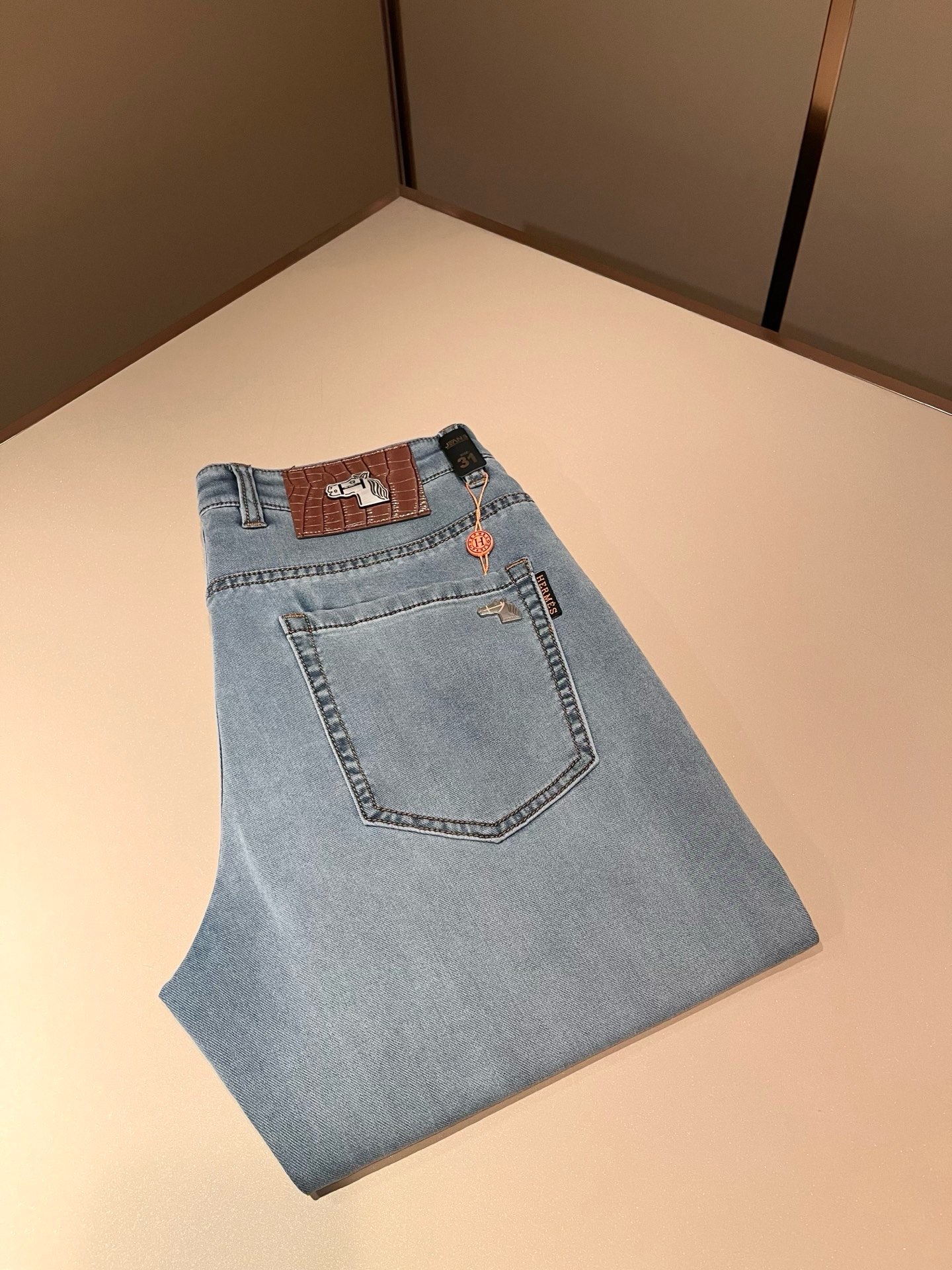 NO:849510,HERM*S 2026 spring and summer men's high-end denim washed small straight jeans overseas trading company channel order!  Slim fit straight leg jeans for men!  On sale at Shanghai Henglong store!  High-end, simple, very sophisticated in terms of craftsmanship and materials, the pursuit of quality is very rigorous and demanding, and every detail is used to prove its brand image!  The typical essence of the H family, a very representative logo waistband design!  The brand image of the H family is perfectly explained. The signature leather tag is also quite stunning. The brand LOGO is constructed. The fabric is perfectly transformed and sublimated. The heavy-duty environmentally friendly plant enzyme washing process has a unique retro style in the texture. It is quite brilliant. It is recognized as a universal and versatile color number that can withstand the test of any season!  Well cut, clean, crisp and neat!  Size 29-40,,hermes,jeans,19860909HERM*S爱*仕 2026春夏男士高端丹宁水洗小直筒牛仔裤 海外贸易公司渠道订单 ！男士修身直筒牛仔裤！上海恒隆店在售！高级、简约,工艺和用料方面都颇为考究,对于品质的追求非常严谨和苛刻,用每一个细节来力证自身品牌形象！H家的典型精髓,极具代表性标志logo腰牌设计！将H家的品牌形象完美阐释出来,招牌式的皮牌亦颇为惊艳,构建出品牌LOGO,面料得到完美蜕变和升华,重磅环保植物酵素水洗工艺,肌理有着独特的复古风格,相当出彩,公认的万能百搭色号,经得住任何季节的考验配色！剪裁精良,干净清爽且利落！尺码29-40,,hermes,jeans,,Men's clothing