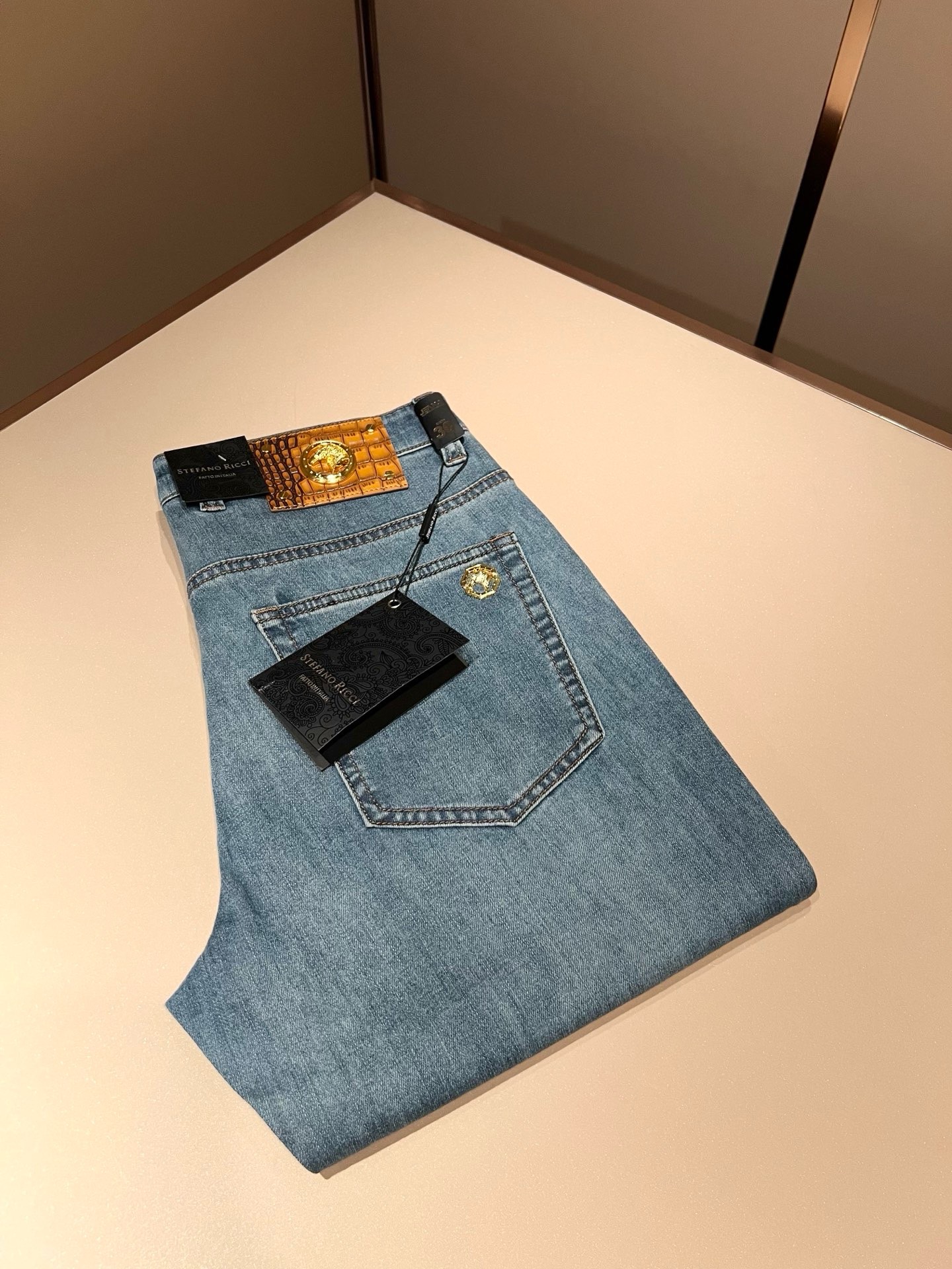 NO:849507,STEFANO RIC*I/STEFANO RIC*I 2026 spring and summer men's original casual jeans, highly recommended!  Quality 'cow beer' This model uses original exclusive fabrics!  The craftsmanship is top-notch, and the hardware is decorated with an eagle head logo!  It has a strong three-dimensional sense and is visually stunning. The pattern is presented by the iconic brand pattern. It is very recognizable and high-end and fashionable, and effectively demonstrates your identity!  In addition, it feels full of cotton, has both comfort and breathability, is extremely delicate to the touch, and has excellent skin-friendliness!  The details are perfect, all kinds of exquisite and elegant, the shape is very strong, the upper body is full of shape, it is a unique type on the market!  Size 29-40,,jeans,19860909STEFANO RIC*I/史蒂芬.尼治 2026春夏男士原单休闲牛仔裤,重磅推荐！品质“牛啤” 此款所运用原版专属面料！还是工艺都堪称顶尖,设计鹰头logo五金修饰！立体感极强,视觉极其惊艳震撼,图案由标志性的品牌图案呈现,辨识度非常鲜明且高级时髦,有力彰显身份！此外棉感十足,舒适性与透气性兼备,触感极为细腻,亲肤性绝佳！细节完美如斯,各种精湛考究 造型感极强,上身型款十足,属于市面独一无二的类型！尺码29-40,,jeans,,Men's clothing