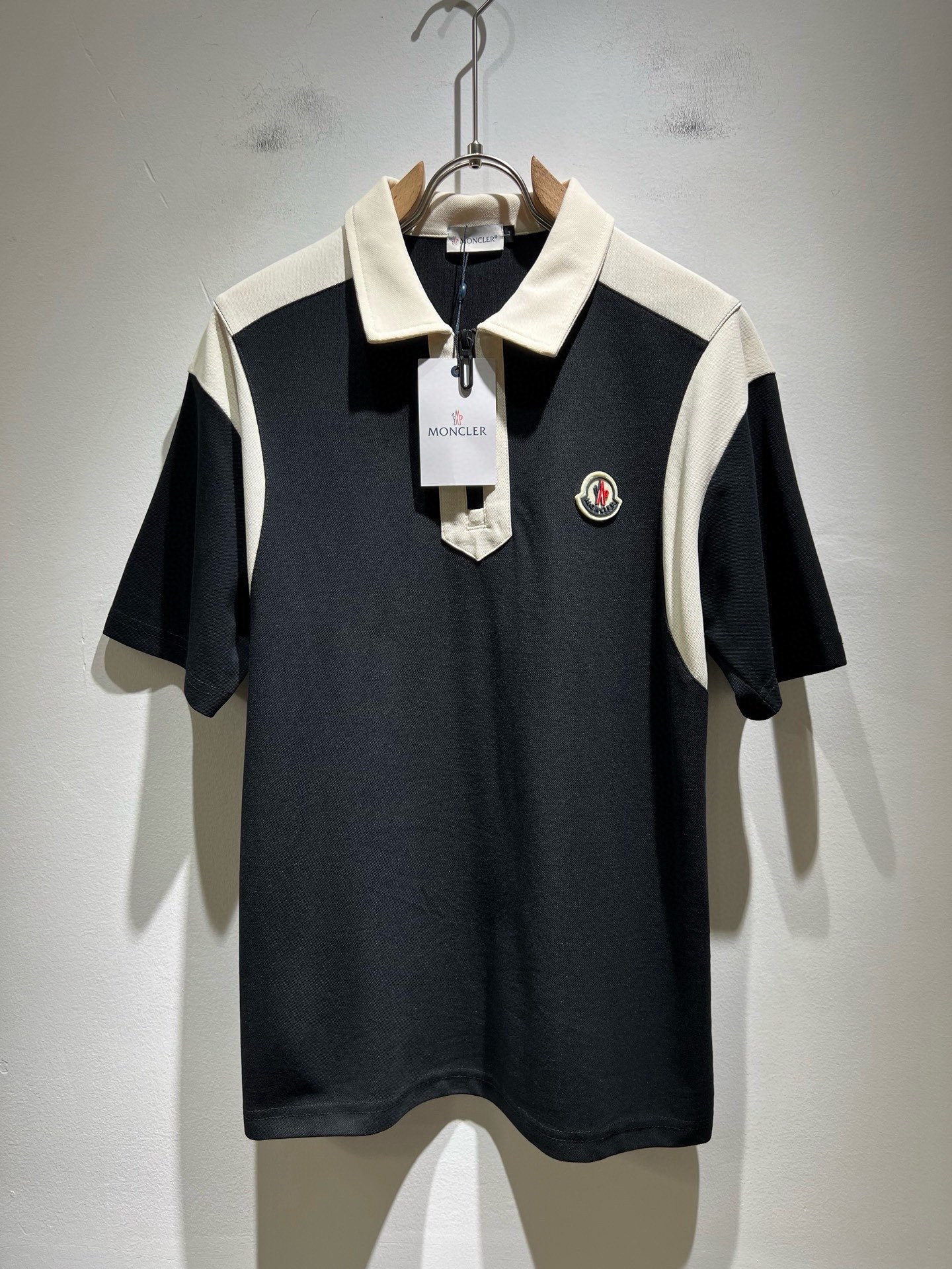 NO:848041,MON Meng**kou 2026 spring and summer new men's original men's short-sleeved POLO shirts, products from trading companies, are on sale simultaneously on the official website!  This type of basic item must appear every season. It is supplied with imported pique mesh cotton, which has both comfort and breathability. The overall visual value is perfect, and the logo badge on the chest is decorated!  A highly wearable item!  Standard cut, comfortable stretch, unrestricted movement!  The design of the lapels not only meets the needs of simple style, but also has strong practicality and high-end atmosphere!  Universal and versatile style. Sizes M-4XL, T-shirt,19860909MON蒙**口2026春夏新款男士原单男士短袖POLO衫,贸易公司货,官网同步发售！此类型的基础单品是每季必出现的,客供进口珠地网眼棉,舒适性与透气性兼备,整体视觉值满分,胸前标志logo徽章修饰！穿搭率极高的单品！版型剪裁标准,伸展舒适,运动无拘束！翻领的设计在满足简约的风格上的需求同时,实穿性强,高端大气上档次！ 万能百搭款.尺码M-4XL,,T-shirt,,Men's clothing