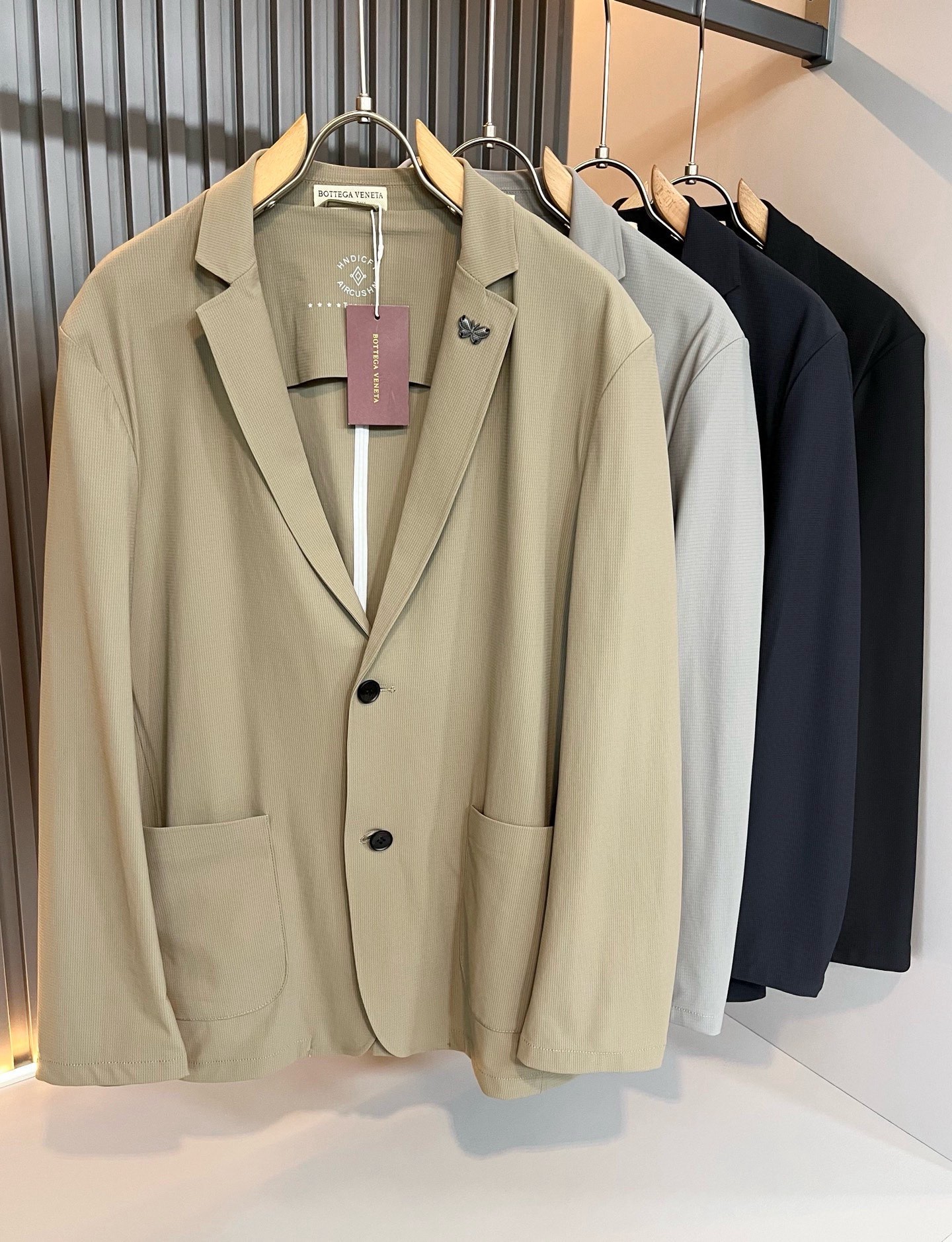 NO:847978,Botte*aVene*te's 2026 spring and summer men's suit jacket. Perfect condition. The first time I saw this jacket, it is a versatile and practical style!  Customized stretch spandex fabric!  Ordered from a high-end trading company, the craftsmanship and quality, and the three-dimensional tailoring are all top-notch, and the upper body is stylish. This fashionable item is indispensable for the wardrobe. The simple and elegant coat is suitable for daily needs regardless of age and body type. The comfort level is also greatly improved. It has a smooth and soft feel. The upper body is light and handsome, and is easy to control. It is a jacket with a high street rate. It is invincible and versatile. It is full of fashion sense and is a must-have. Sizes M-4XL, Bottega Veneta, Jackets &  coats,jackets & coats,business suit,19860909Botte*aVene*te葆碟家2026春夏男士西装夹克外套.完美品相,第一眼看到这款夹克,百搭的实穿款！定制弹力氨纶面料！高端贸易公司订单,工艺和品质,立体剪裁都一流棒,上身有型,这样时尚的单品属于衣橱不可或缺的.简洁大气颜值高的外套,不挑年龄身材,可以胜任日常所需,舒适度也提升很多,光滑软软的手感,上身轻盈又帅气十足,轻松驾驭.出街率极高一款外套 无敌百搭.时尚感满满,必入.尺码M-4XL,,bottega veneta,jackets & coats,jackets & coats,business suit,,Men's clothing