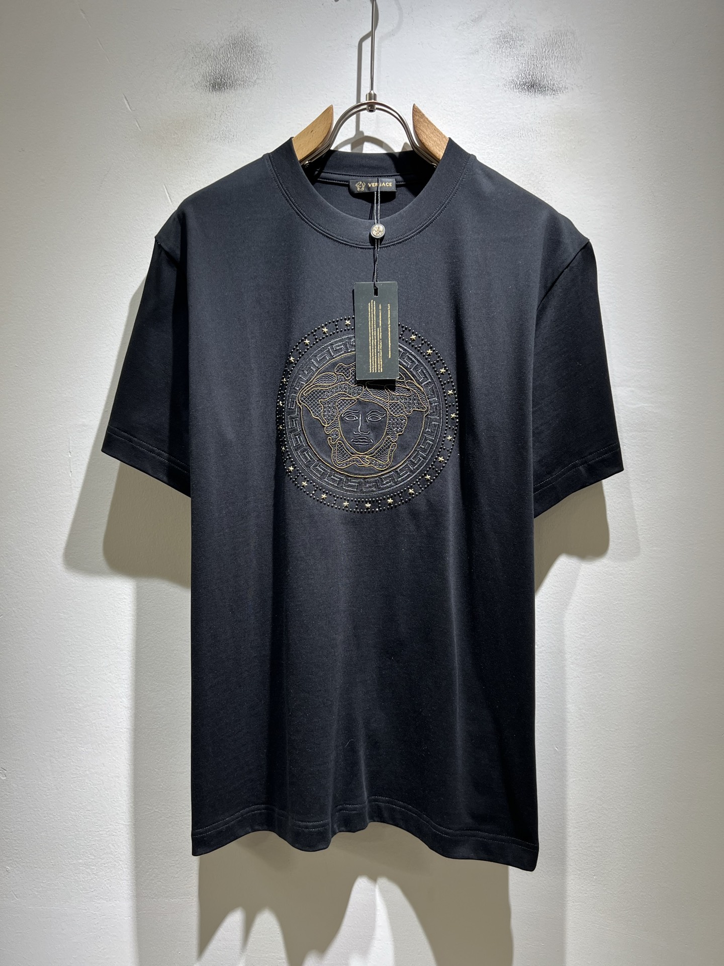 NO:848023,VERS*CE/Fan*zhe 2026 spring and summer new product original short-sleeved T-shirt, VERS*CE/Fan*zhe trading company channel product recommended short-sleeved T-shirt, the letter logo embroidery image decoration on the chest is extremely exquisite and highlights the gradient effect!  Made with heavy embroidery craftsmanship, it has a strong three-dimensional effect. It can only be produced with advanced German equipment, highlighting the incomparable visual luxury. The craftsmanship is extremely high and the craftsmanship is very important!  Imported pure cotton fabric, excellent skin-friendliness, perfect details, impeccable, excellent upper body effect, very eye-catching, undoubted return rate, a great item to improve the vision in the wardrobe, whether it is worn inside or alone, it is very handsome. Size S-2XL, versace, T-shirt, tees, t-shirt,19860909VERS*CE/范*哲 2026春夏新品原单短袖T恤,VERS*CE/范*哲 贸易公司渠道 产品 值的推荐短袖T恤 ,胸前字母logo刺绣图像装饰极为精致凸显渐变效果！重磅刺绣工艺打造,立体感极强,唯有德国先进设备方能制作,凸显了视觉无敌的震撼奢华,工艺水准极高,非常重工匠心！客供进口纯棉面料,亲肤性绝佳,细节极致完美,无可挑剔,上身效果非常出色,非常招眼吸睛,回头率毋庸置疑,衣橱里改良视觉的绝佳单品,无论内搭还是单穿都爆帅十足.尺码S-2XL,,versace,T-shirt,tees，t-shirt,,Men's clothing