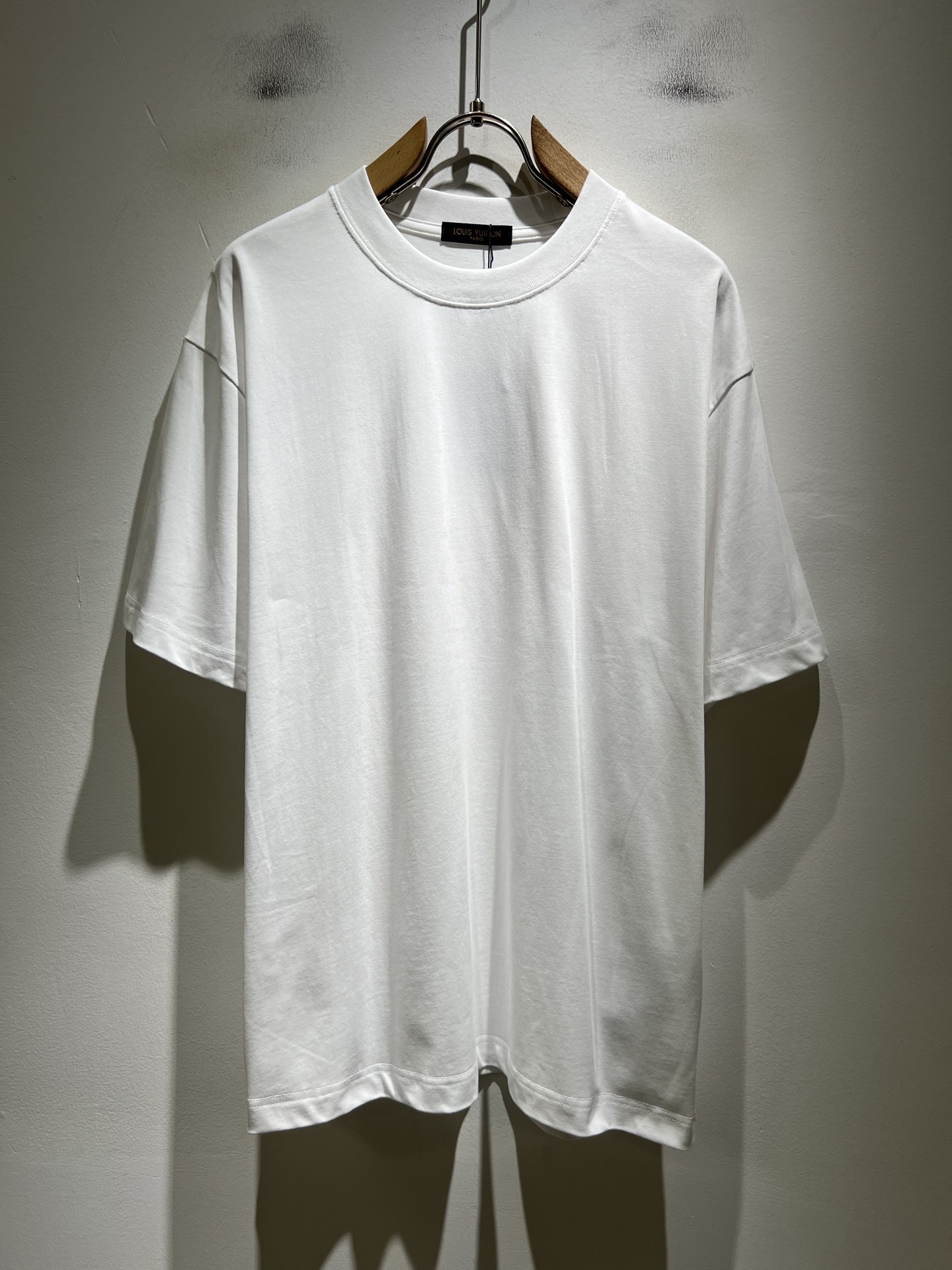 NO:848018,LouisVuitt* Louis*den's 2026 spring and summer new series of items are online. It is a very fashionable and avant-garde short-sleeved T-shirt for men and women, with logo pattern laminated and decorated!  It is different from the past and declares the design concept that the brand has inherited for many years!  Its eye-catching appeal is no less than any classic style, perfectly presenting the sense of fashion, high-end and luxury to the world!  It is made of imported 100% cotton material supplied by customers. It is a selection of high-quality pure cotton fabrics. It feels soft, waxy and delicate to the skin. The actual product will definitely exceed your imagination. It is extremely comfortable and breathable. Even if you sweat profusely, you will not feel greasy or stuffy. It maximizes sweat wicking and moisture absorption!  Size S-2XL,,louis vuitton,louis vuitton,T-shirt,tees,t-shirt,19860909LouisVuitt*路易*登 2026春夏全新系列单品上线,非常时髦前卫的一款男女同款短袖T恤,标识logo图案压胶修饰！区别于以往的不同,宣示品牌传承多年的设计理念！其吸睛度完全不亚于任何经典款式,将时髦高级感与奢华感完美呈现在世人眼前！客供进口全棉材质制成,精选优质纯棉面料,触感软糯亲肤细腻,实物到手绝对超乎你的想象,贴身无比舒适透气,即便是汗流浃背也不会有腻身及闷热感可言,将排汗吸湿性发挥到了极致！尺码S-2XL,,louis vuitton,louis vuitton,T-shirt,tees，t-shirt,,Men's clothing