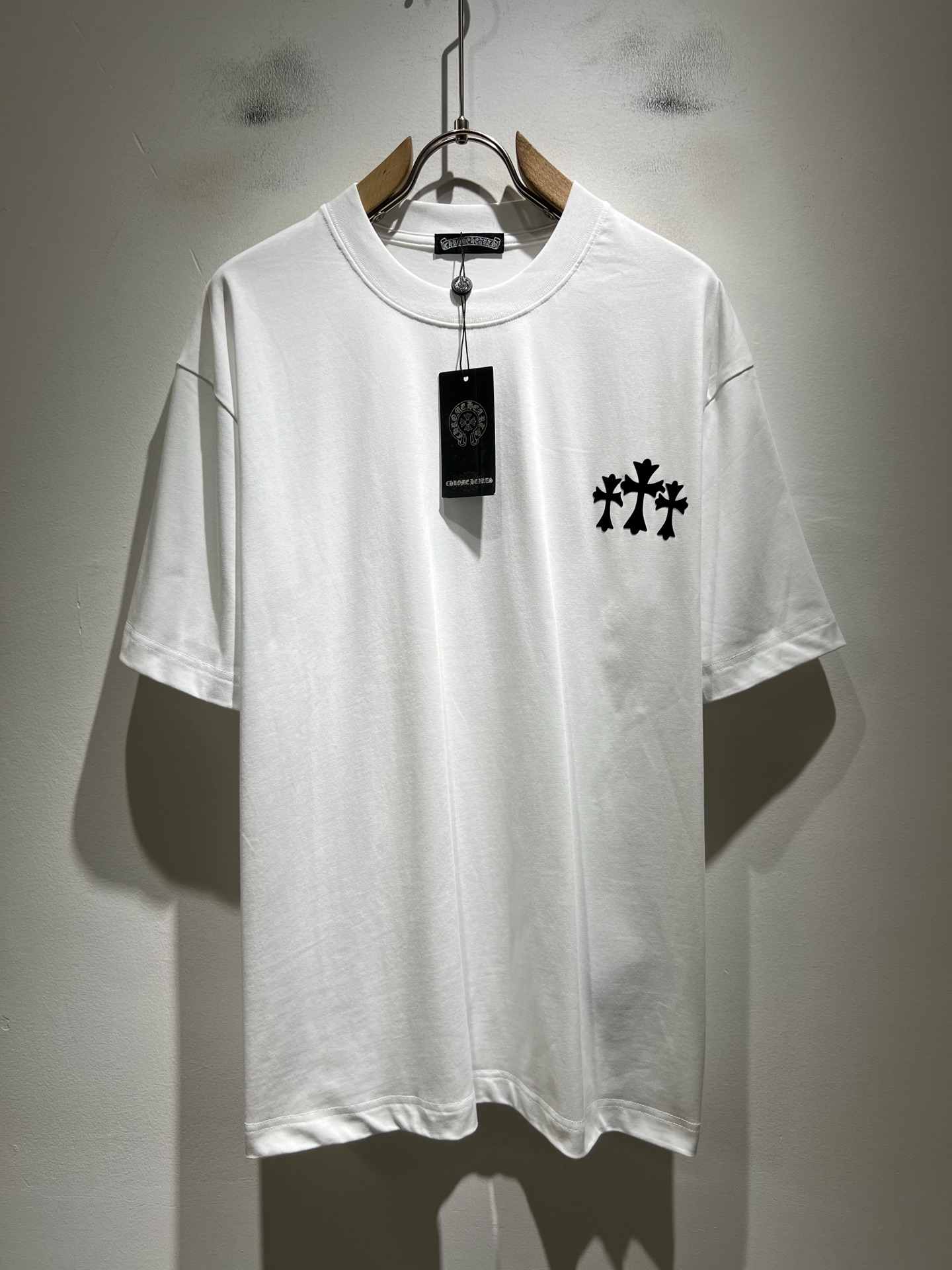 NO:848038,Chrome Hear*s Chrome Hear*s 2026 spring and summer new Chrome Hear*s short-sleeved T-shirt for men and women, wall crack recommendation!  The fashionable and arrogant Chrome Hear*s are loved all over the world. The 2026 SS detonating model, short-sleeved T-shirt with classic Chrome heart elements, front and rear logo printed design!  Full of fashionable luxury style and exuding charming artistic sense!  It is spacious and lazy, made of high-end exclusive washed pure cotton for customers!  The upper body is super comfortable!  Oversized silhouette with big dropped shoulders!  Same style for men and women!  Size S-2XL,,chrome hearts,T-shirt,tees,t-shirt,19860909Chrome Hear*s 克*心 2026春夏新品男女同款克*心短袖T恤,墙裂推荐！时尚傲娇的Chrome Hear*s,被全世界宠幸着.2026SS引爆款,经典克*心元素断绝短袖T,前后logo压胶印花设计！充满了时尚的奢华风,散发着迷人的艺术感！宽大慵懒,客供高端专属洗水纯棉材质！上身超级舒适！大廓形大落肩！男女同款入！尺码S-2XL,,chrome hearts,T-shirt,tees，t-shirt,,Men's clothing