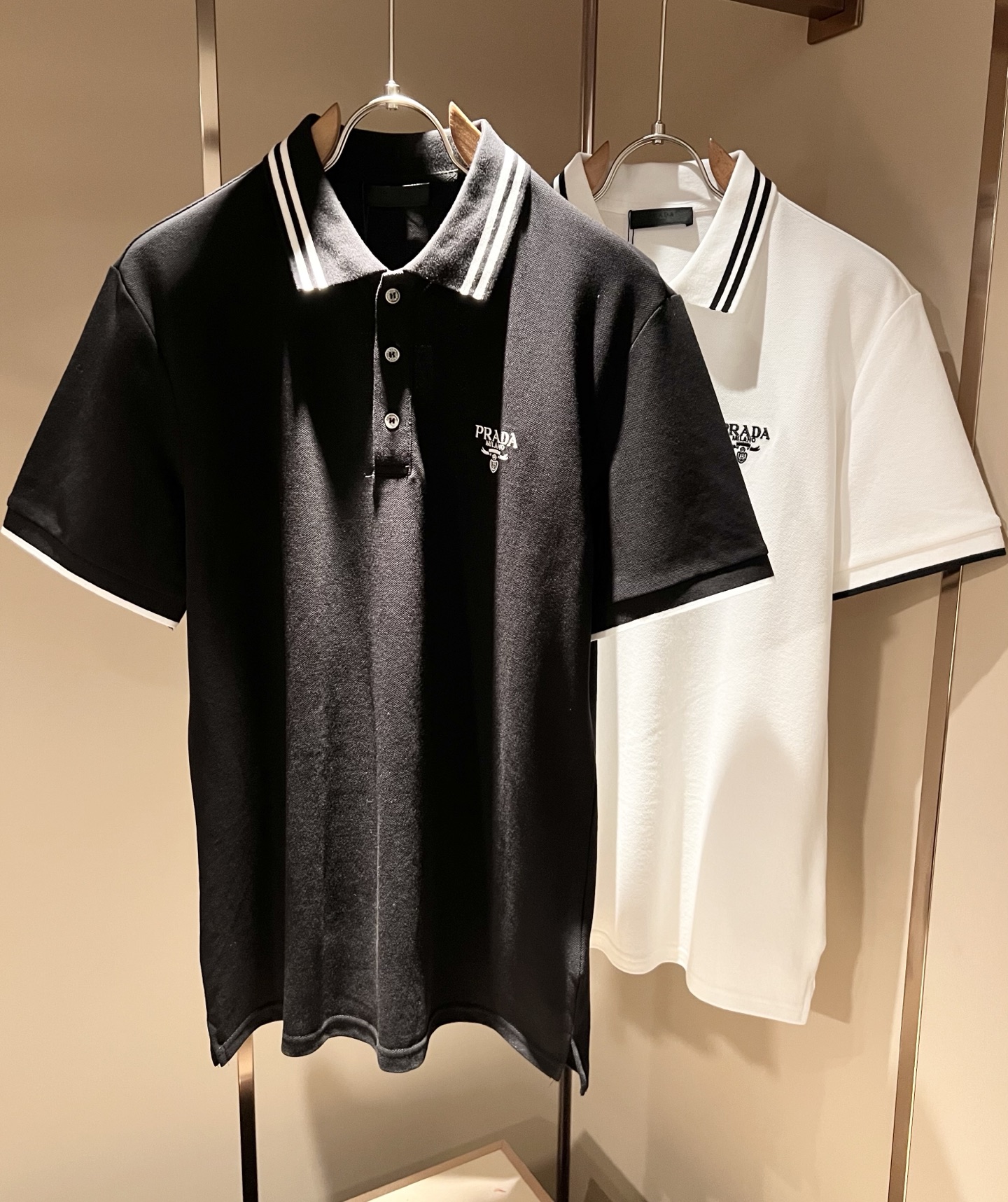 NO:849499,Prad*P*DA 2026 spring and summer new short-sleeved Polo shirt with classic elements, classic and elegant style, can be worn for ten years and still popular, you must collect a few pieces, rare and exquisite style, you must collect it!  A piece of good taste!  It is so important that no matter what season it is, it is 100% imported top quality pique cotton!  Fine weave!  solid!  Recognized as one of the best cottons in the world!  The feel and texture are perfect! Logo embroidery design on the chest!  Perfectly enriching everyone’s visual sense!  Make you feel clean and neat!  Fashionable and good-looking!  !  Wearing this short-sleeved shirt from Prada, you will know what the world is worth!  PRADA has always been the quality life pursued by European aristocrats and upper-class people. This simple casual and versatile T-shirt is a personal luxury item with fashionable colors. Luxurious materials and rigorous craftsmanship are the main tools for PRADA fans. The flat and stylish round neck, the version is warm and comfortable, easy to wear and match, with its own accent and handsomeness, it is truly a one-piece that conquers the world!  The brand's design details are very exquisite, and the upper body is light and stylish. You must buy the latest T-shirts every season. In the face of this kind of consumables, it directly saves you the trouble of dressing when going out. There are many letter T-shirts on the market, but this one is rare. The streamlined tailoring and light casual literary temperament give you a perfect look in spring. Anyone who pursues fashion may wish to try it!  Size M-3XL,,prada,prada,T-shirt,tees,t-shirt,19860909Prad*普*达 2026春夏季新款经典元素短袖Polo衫,经典大方的款式,可以穿十年都还是流行的那种,你一定要收藏几件,难得精致极致的款,你一定要收！好品味的一件！重要到哪个季节都绕不开它百分百进口顶级珠地棉！织法精细！结实！世界公认最好的棉之一！手感质感都极完美! 胸口logo图案刺绣设计！完美的丰富大家的视觉感！让你感觉干净利落！时尚又好看！！穿上普拉达的这款短袖,才知道什么是人间太值得！PRADA一直都是欧洲贵族和上流社会雅士追求的品质生活这款简易休闲百搭T恤更是穿出个人奢侈的单品色彩时尚 奢侈的材质和严谨的工艺是PRADA圈粉的主要利器平整有型的圆领,版型温暖舒适好穿又好搭,自带腔调和帅气,真正的一款打天下！品牌的设计细节十分考究,上身轻便有型,每季都要入手最新的T恤,面对这种消耗品,直接省了你出门穿搭的烦恼,市面上的字母T恤有很多,但这款还很难得一见了,信手拈来的流线剪裁,淡淡的休闲文艺气质,给足春日的排面,每个对时髦度有追求的你,都不妨上身一试！尺码M-3XL,,prada,prada,T-shirt,tees，t-shirt,,Men's clothing