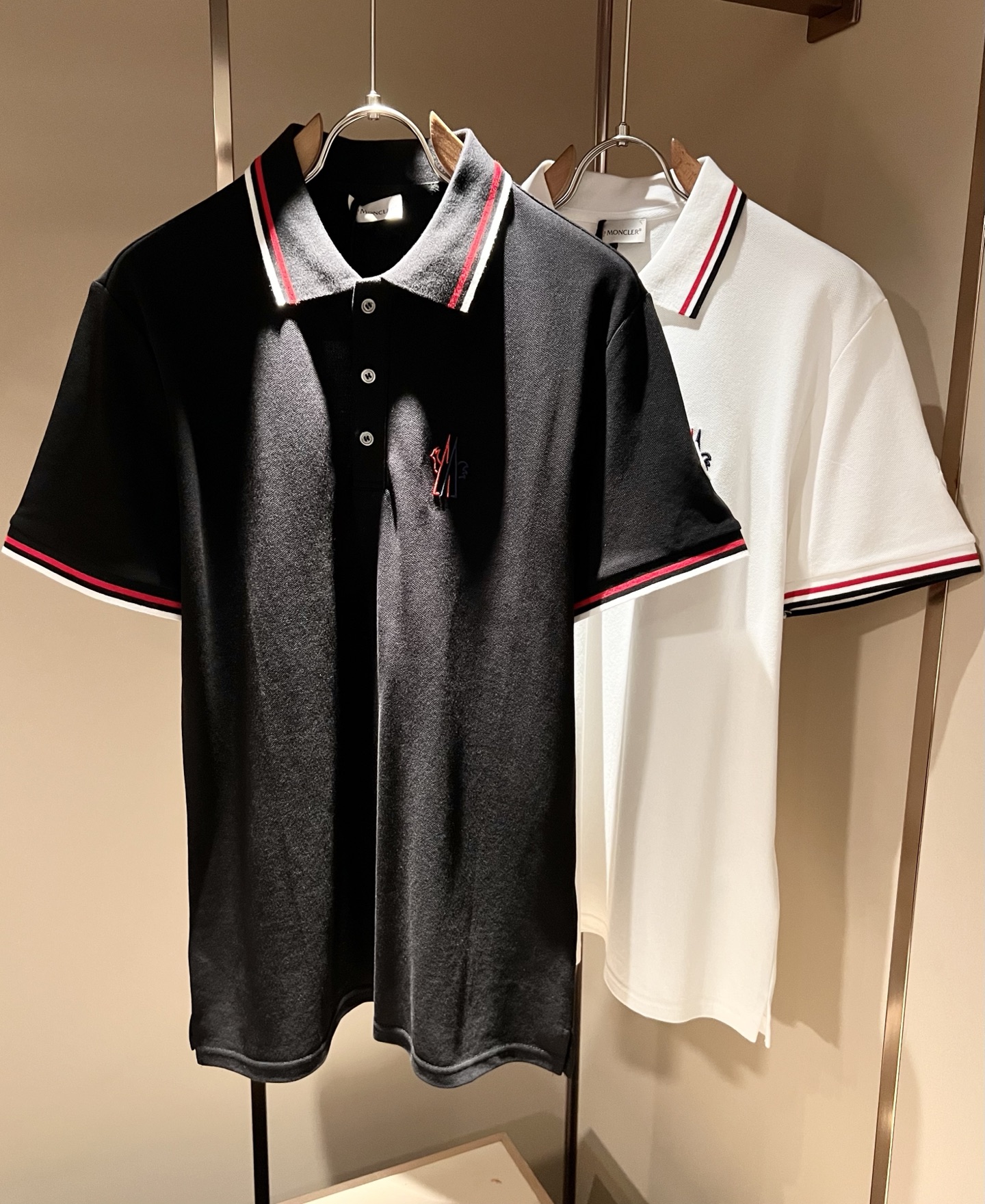 NO:849497,MON Meng**kou 2026 spring and summer new men's original men's short-sleeved POLO shirts, products from trading companies, are on sale simultaneously on the official website!  This type of basic item must appear every season. It is supplied with imported pique cotton, which has both comfort and breathability. It has perfect overall visual value and is decorated with logo embroidery!  A highly wearable item!  Standard cut, comfortable stretch, unrestricted movement!  The design of the lapels not only meets the needs of simple style, but also has strong practicality and high-end atmosphere!  Universal and versatile style. Sizes M-3XL, T-shirt,19860909MON蒙**口2026春夏新款男士原单男士短袖POLO衫,贸易公司货,官网同步发售！此类型的基础单品是每季必出现的,客供进口珠地棉,舒适性与透气性兼备,整体视觉值满分,标志logo刺绣修饰！穿搭率极高的单品！版型剪裁标准,伸展舒适,运动无拘束！翻领的设计在满足简约的风格上的需求同时,实穿性强,高端大气上档次！ 万能百搭款.尺码M-3XL,,T-shirt,,Men's clothing