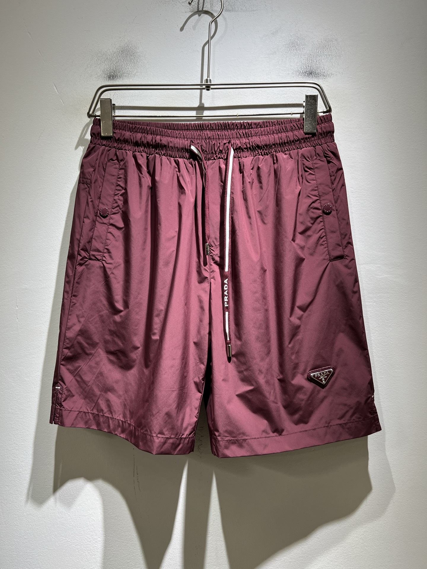 NO:848020,PRA*DA 2026 spring and summer new men's casual shorts, a high-end quality choice...a versatile trousers that is both casual and casual. It is also an indispensable matching artifact in men's wardrobe. It is a classic style that is practical to wear!  The design style of the entire pair of casual pants is simple and fashionable, which is very consistent with the low-luxury style setting. It has excellent skin-friendly value, is easy to wear, and has a full sense of details!  Classic logo pattern hardware design!  This type of trousers is made of high-quality polyester fiber fabric. The fabric is comfortable, soft and delicate to the touch, has a good vertical feel, looks very textured, and is full of fine and high-end charm. It has first-class and exquisite cutting, smooth and neat routing, and it is a trousers that looks good with any casual style. If you like it, hurry up and get it, good products don’t wait for others!  Size M-3XL,,prada,shorts,19860909PRA*DA普*达 2026春夏新款男士休闲短裤,高端品质之选……一款休闲裤兼备的百搭裤装,也是男士衣橱里不可缺少的搭配神器,属于实穿型的经典款式！整条休闲裤的设计风格简洁时尚,非常符合低奢的风格设定,亲肤值优越,穿着方便,细节感十足！经典标识logo图案五金设计！此款裤装采用优质聚酯纤维面料打造而成,面料舒服,手感柔软细腻,有着很好的垂直感,看上去非常有质感,细品高级韵味十足.一流精湛的版型裁剪,走线细致平顺工整,休闲随意怎么搭配都好看的裤装,喜欢的赶紧入手吧,好货可不等人！尺码M-3XL,,prada,shorts,,Men's clothing