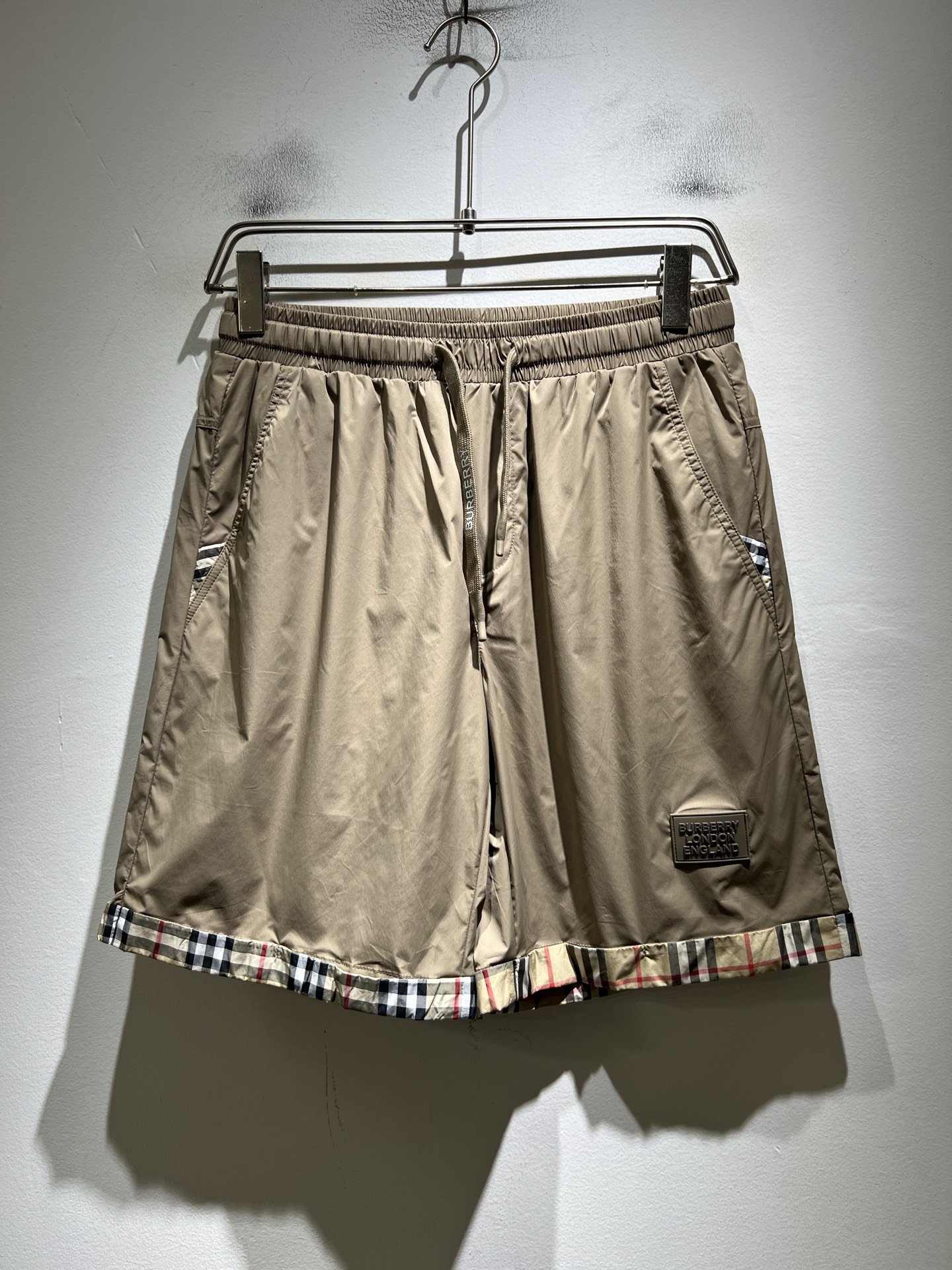 NO:848017,Louis Vuit*on 2026 spring and summer new style light luxury Monogram three-dimensional jacquard craft casual shorts for men and women, full of fashion for home and outdoor wear!  The new high-end of the Louis family, the details and quality are always so flawless, and the creative designs are endless. If you don't buy a few pieces of Louis this spring and summer, you can't be considered a fashionista. The Monogram pattern print is unparalleled, interpreting Louis' iconic elements, and it is really something that everyone loves. The top-quality blended combed cotton creates a three-dimensional effect!  It is super soft and tough, and has excellent breathability. It comes from world-class trading OEM channels, and the quantity is extremely rare and sold out. It is a presbyopic item that 'Donkey Brand' releases every year, with a concave and convex three-dimensional logo pattern design!  It presents an unusual texture and is clean and neat. This is the Louis family's special skill and the latest craftsmanship of this season. The level of detail has reached the top, and the loose three-dimensional tailoring design is a unique one. It is a fusion of luxury and fashion!  Size: M-3XL,,louis vuitton,louis vuitton,louis vuitton,shorts,19860909Louis Vuit*on 路易*登 2026春夏新款轻奢Monogram立体提花工艺男女同款休闲短裤,居家外穿都是时尚满满！路易家族的新高端,细节品质永远的那么完美无瑕,创意设计层出不穷.今年春夏季节没有入手几件路易你算不上时尚达人.Monogram图案印花图案无与伦比,诠释路易的标志性元素,实属人见人爱的东西.顶级混纺精梳棉打造具有立体感！超级柔软且具有韧性,透气感也是绝佳.来自世界级贸易级别的代工厂渠道,数量极其稀少售完无补.“驴牌”每年都会出的老花单品,凹凸有致的立体logo图案设计！呈现不一般的质感,干净俐落.这是路易家族的看家绝活也是本季度的最新工艺.细致化程度已经达到顶端了,宽松立体剪裁的版型设计堪称一绝.属于奢华与时尚的融合！尺码:M-3XL,,louis vuitton,louis vuitton,louis vuitton,shorts,,Men's clothing
