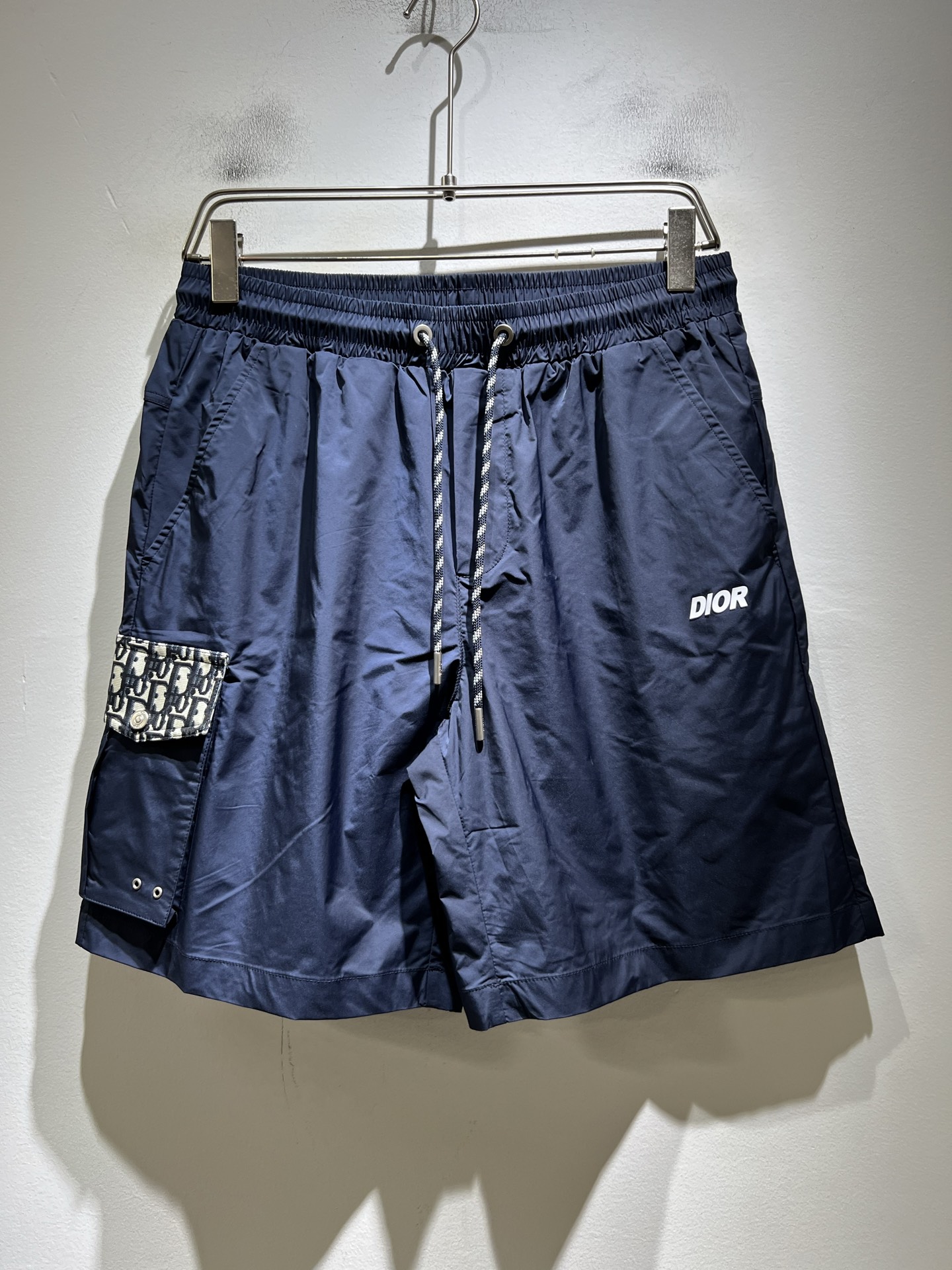 NO:848014,Dio* Dio 2026 spring and summer new casual drawstring webbing casual shorts for men and women, same style for men and women!  Paired with presbyopic letter logo design!  Fashionable athleisure pants!  The fabric is made of imported polyester fiber!  Made of exclusive fabrics, the fabric feels solid, warm, and waxy. It is very skin-friendly and comfortable when worn next to the body. The breathability and moisture absorption are also extremely superior. It is full of brand logo products!  Integrate the avant-garde street atmosphere into this single product, exuding full of vitality and youthful fashion sense!  Casual trousers cut, suitable for both men and women!  Recommended treasures that are hard to find but don’t miss them if you like them!  Size M-3XL,,dior,shorts,19860909Dio*迪*奥 2026春夏新款男女同款休闲抽绳织带休闲短裤,男女同款！搭配老花字母logo设计！时尚运动休闲裤！面料采用进口聚酯纤维材质！专属面料制作而成,面料手感瓷实温厚软糯,贴身穿着非常的亲肤舒适,并且透气性与吸湿性也极为优越,满满品牌标志产品！将前卫的街头气息融入进这款单品之中,散发着满满的活力与青春时尚感！休闲的裤装版型裁剪,无论男女皆可轻松驾驭！可遇不可求的宝藏好物推荐,喜欢的千万不要错过！尺码M-3XL,,dior,shorts,,Men's clothing