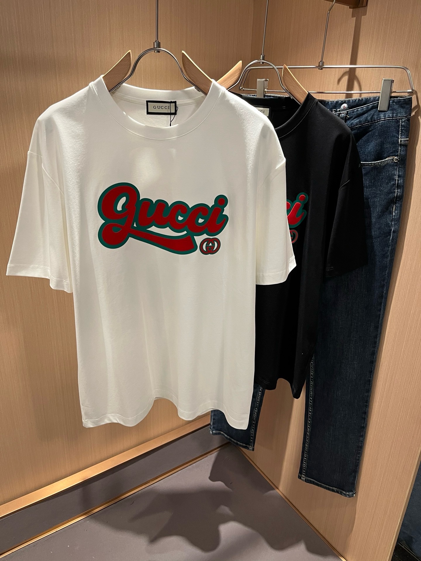 NO:847984,Gucc*Gujia 2026 spring and summer new casual loose cotton round neck short-sleeved T-shirt for gay couples!  Trading company channels are rare and available on the official website simultaneously!  The latest 2025 spring and summer series, classic fashion design elements, inject full vitality into the new series. This T-shirt is made of carefully selected imported cotton fabrics supplied by customers. The fabric feels skin-friendly, soft and delicate, and the body is designed with pressed velvet logo!  It has an extremely comfortable and breathable wearing experience. The whole piece is very eye-catching and fashionable, and is deeply loved by young people today!  Basic loose round neck cut, unisex style regardless of age and gender, suitable for matching all styles and looks you need in daily life!  It is recommended to wear couple outfits when going out on the street, it will be more eye-catching!  Size M-3XL,,gucci,gucci,T-shirt,tees,t-shirt,19860909Gucc*古家 2026春夏新款男女同情侣款休闲宽松棉质圆领短袖T恤衫！贸易公司渠道稀出,同步官网发售 ！ 2025春夏最新系列,经典时尚设计元素,为全新系列注入满满活力,这款T恤衫用心甄选客供进口棉面料制成,面料手感亲肤柔软细腻,衣身logo压绒设计！拥有着无比舒适透气性的穿着体验,整件单品极具吸睛度与时尚感,深受当下年轻人的喜爱！基础宽松的圆领版型裁剪,不分年龄与性别的中性款式,适合搭配你日常所需的所有风格与造型！建议搭配情侣装出街会更为养眼出色！尺码M-3XL,,gucci,gucci,T-shirt,tees，t-shirt,,Men's clothing