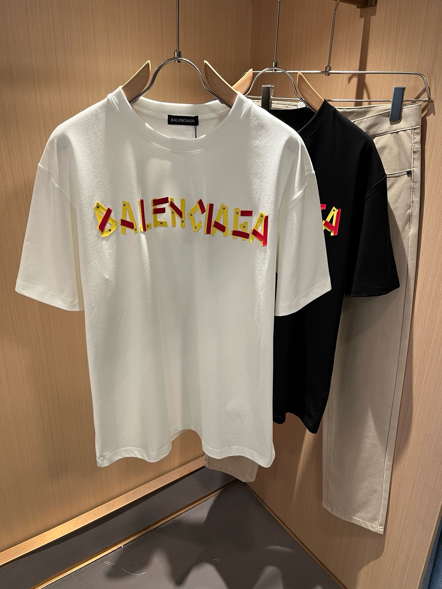 NO:847986,BALENCIA*Paris*home 2026 spring and summer new casual loose cotton round neck short-sleeved T-shirt for gay and lesbian couples!  Trading company channels are rare and available on the official website simultaneously!  The latest 2025 spring and summer series, classic fashion design elements, inject full vitality into the new series. This T-shirt is made of carefully selected imported cotton fabrics supplied by customers. The fabric feels skin-friendly, soft and delicate, and the body has a laminated logo design!  It has an extremely comfortable and breathable wearing experience. The whole piece is very eye-catching and fashionable, and is deeply loved by young people today!  Basic loose round neck cut, unisex style regardless of age and gender, suitable for matching all styles and looks you need in daily life!  It is recommended to wear couple outfits when going out on the street, it will be more eye-catching!  Size M-3XL,,balenciaga,T-shirt,tees,t-shirt,19860909BALENCIA*巴黎*家 2026春夏新款男女同情侣款休闲宽松棉质圆领短袖T恤衫！贸易公司渠道稀出,同步官网发售 ！ 2025春夏最新系列,经典时尚设计元素,为全新系列注入满满活力,这款T恤衫用心甄选客供进口棉面料制成,面料手感亲肤柔软细腻,衣身logo压胶设计！拥有着无比舒适透气性的穿着体验,整件单品极具吸睛度与时尚感,深受当下年轻人的喜爱！基础宽松的圆领版型裁剪,不分年龄与性别的中性款式,适合搭配你日常所需的所有风格与造型！建议搭配情侣装出街会更为养眼出色！尺码M-3XL,,balenciaga,T-shirt,tees，t-shirt,,Men's clothing