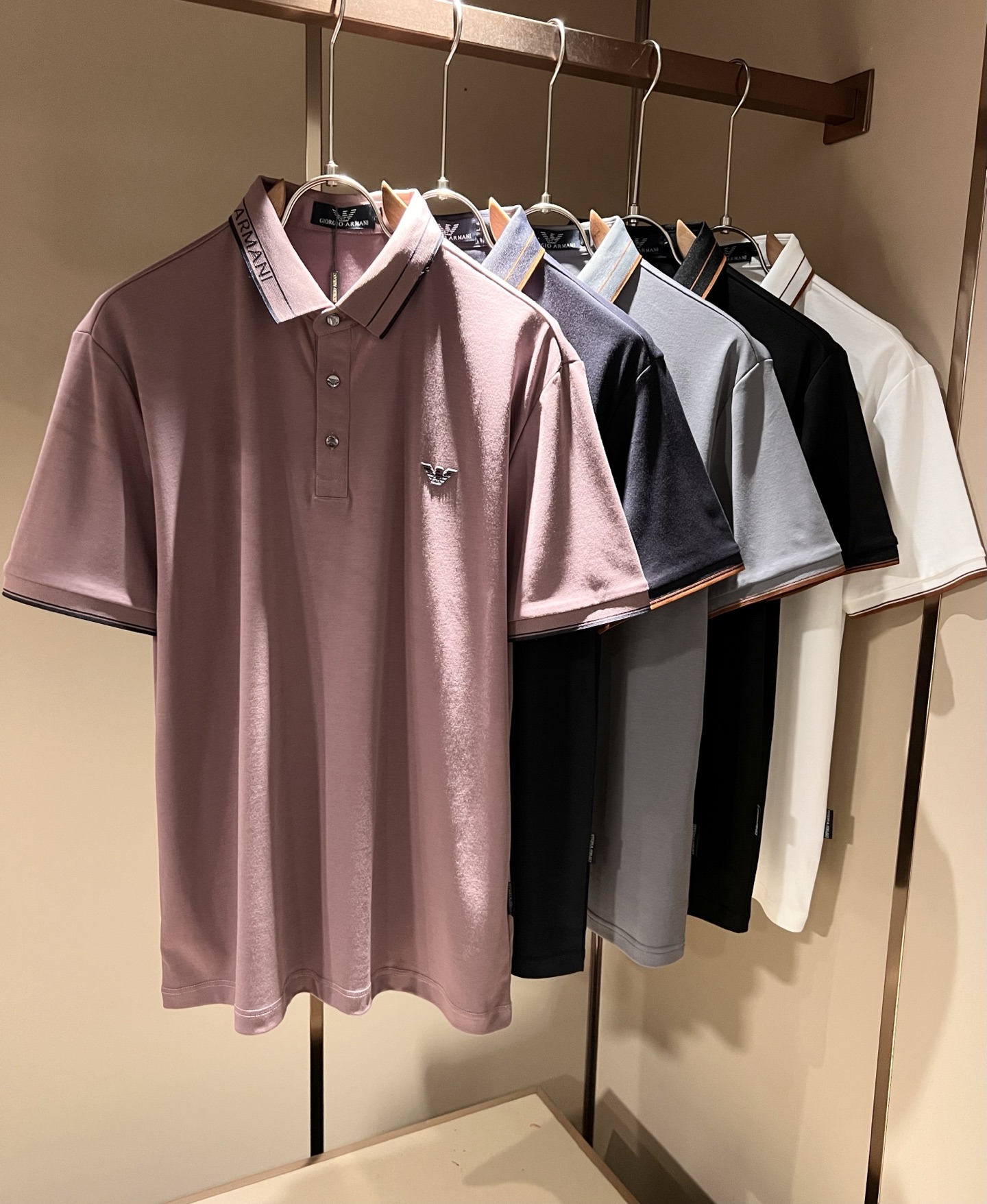 NO:848001,Arman 2026 spring and summer new men's casual short-sleeved Polo shirt, original factory order, logo laminated design on the chest!  The simple design is exquisite and elegant, which is amazing!  Customized original exclusive pure cotton fabric, soft and delicate to the touch, super comfortable on the upper body, still refreshing and comfortable even in summer, the ultimate wearing enjoyment!  Inheriting the classic version of the past, the upper body effect is naturally outstanding. It is simple to wear without too many accessories. It can easily create a sense of fashion, and the rate of return will also increase. Get it quickly!  Size M-4XL, armani, T-shirt,19860909Arman阿*尼2026春夏新款男士休闲短袖Polo衫,原单代工厂订单,胸前标志logo压胶设计！简洁的设计精致优雅,令人叹服！定制原版专属纯棉面料,手感柔软细腻,上身超级舒适,即使夏天穿着依然清爽自在,极致的穿着享受！继承着以往的经典版型,上身效果自然而来的出彩,简单穿搭无需过多的饰物,轻松搭出时尚感,回头率也会随之提升.速度入手吧！尺码M-4XL,,armani,T-shirt,,Men's clothing