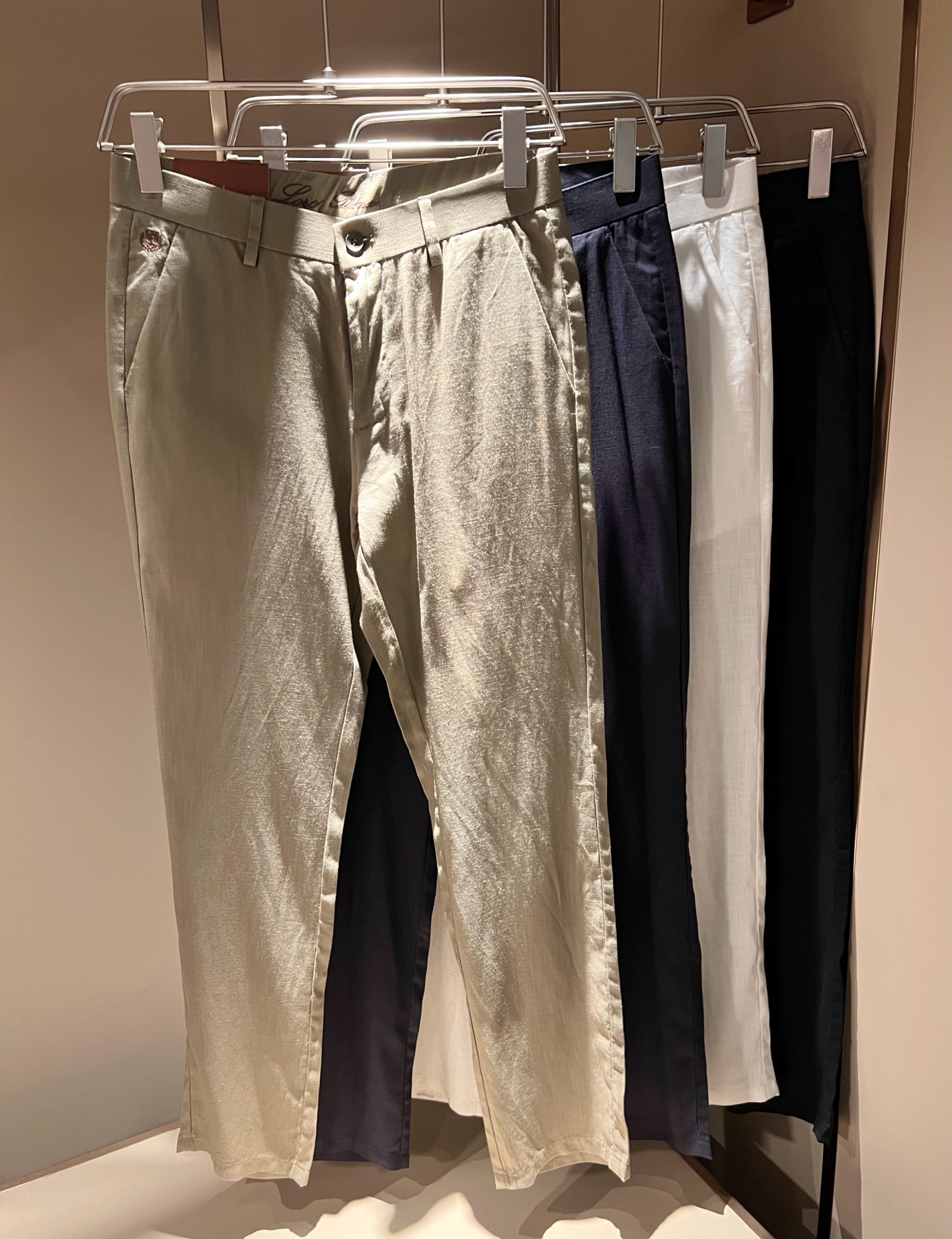 NO:858755,Loro Piana's 2026 spring and summer new men's cotton and linen casual pants, the latest trade orders, complete products!  !  Internet celebrity model!  The upper body is comfortable and breathable, not stiff, and the overall body has a rich three-dimensional feel. Quality export order, customized exclusive cotton and linen fabric tailoring, to meet the simple needs of commuters for clothing. The upper body effect is very good, slimming, and not picky about the figure. The fabric workmanship... is impeccable, only good craftsmanship and good fabrics can wear a good taste, a must-have item for everyone!  Size M-4XL,,loro piana,19860909Loro Piana诺悠翩雅 2026春夏新品男士棉麻休闲裤,最新的贸易订单全品相！！网红款！上身舒适透气,不僵硬,整体有着丰富的立体感,品质出口订单,定制专属棉麻面料剪裁,满足通勤人们对于着装的简约需求,上身效果很好,显瘦,不挑剔身材.面料做工....无可挑剔,好工艺好面料才能穿出好品味一款,人手必备单品！尺码M-4XL,,loro piana,,Men's clothing