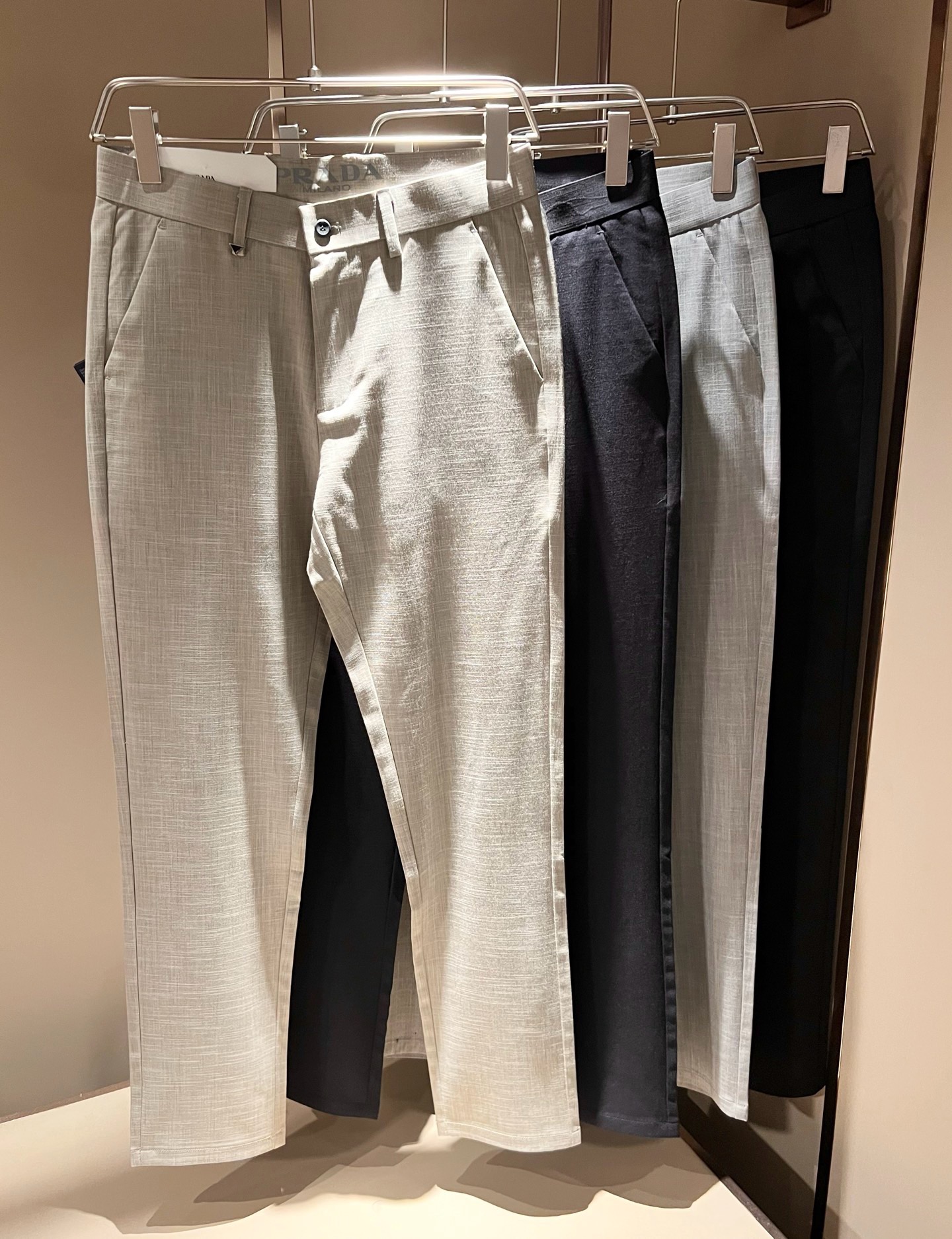 NO:858744,PRA*DA 2026 spring and summer new versatile casual pants, men's classic business casual basic trousers and trousers!  Trading company channels are rare, leading official website sales!  A pair of trousers with both design value and practical wearability. Taking into account the fashion sense at the same time, it is definitely the best item of the P family this year!  The fabric is wrinkle-resistant, light and easy to care for, feels light, silky and delicate, and has excellent breathable, moisture-absorbing and quick-drying properties. It is definitely the best choice for your spring and summer wardrobe. If you get the actual product, you will definitely have an endless desire to repurchase it!  The basic style of suit pants, with just the right cutting technology, is very tolerant to the body shape, can well modify the shape of the legs, visually makes the legs longer and straighter, and adds a lot of points to your appearance and aura!  Customized YKK metal zippers, customized original logo hardware and accessories for decoration!  The iconic classic logo hardware badge patch on the back is self-evident in its recognition and luxury, and it is low-key without losing the sense of identity!  A versatile and basic classic, it can be easily used for both business and leisure. There is no reason not to buy it!  Size 30-40 37 39,,prada,business suit,19860909PRA*DA 普*达 2026春夏新款百搭休闲裤,男士经典商务休闲基础长裤西裤！贸易公司渠道稀出,领先官网发售！设计值与实穿性均在线的一款裤装,兼顾时尚感的同时,绝对算得上是今年P家最佳单品无疑！面料抗皱轻盈好打理,手感轻薄丝滑细腻,拥有着极佳的透气吸湿速干性能,绝对是春夏衣橱中不二之选,实物到手绝对会让你有无限回购的渴望！基础的西装裤版型,恰到好处的裁剪工艺,对于身材包容性极好,能够很好的修饰腿型,在视觉上显腿长显腿直,为你的颜值与气场加分不少！客供定制YKK金属拉链,定制原版logo五金辅料修饰！后幅标志性经典标五金徽章贴饰,其辨识度与奢华感不言而喻,低调中不失身份感！百搭基础的经典,商务休闲皆可轻松应对,根本找不到不入手的理由！尺码30-40 37 39,,prada,business suit,,Men's clothing