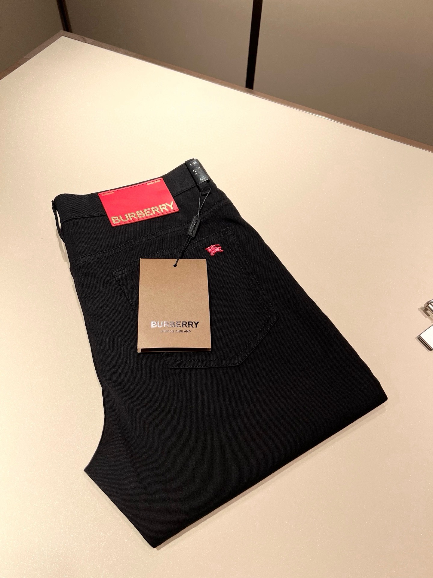 NO:847987,BURBER*Y 2026 spring and summer new men's high-end casual and versatile jeans!  For BUR fans, such an elegant classic design is enough to attract attention at a glance. It is the most handsome series among all BUR jeans this year. I only need to take a look to know that this will definitely be a sensational hit and popular all over the Internet. It is made of classic slim-fitting three-dimensional tailoring and is equipped with the latest logo pattern waistband design!  A very representative waist brand modification!  It simply and easily demonstrates the charm of the brand, and naturally presents specifications, grades, fashion and trendy effects. It has perfect matching performance and can easily wear with a sense of luxury and high-end effects!  Made of top quality imported Japanese washed denim cotton, it is very comfortable, breathable and has a natural drape, making it suitable for all year round wear!  !  This style of jeans is made with a three-dimensional cut and a small straight fit. Its single-matching magic and practical wearability are understandable. Whether you are wearing it for daily wear or appearing on the high street, it is the best choice. It is super charming!  It also demonstrates the authentic original flavor of BUR, and also perfectly demonstrates its specifications and rank!  Obviously, this is a great product that you must buy. Whether you are a fan of BUR or not, you must buy this product. It is a highly recommended product!  Size 29-40,,burberry,jeans,19860909BURBER*Y巴*莉 2026春夏新品男士高端休闲百搭牛仔裤！对于BUR粉丝来说,这样大气的经典设计足矣一眼种草,是今年BUR所有牛仔裤当中最帅的一个系列,我只需要看一眼就知道,这绝对会是一个引起轰动的爆款,而且全网风靡,经典的修身立体剪裁版型打造,配置了最新的logo图案腰牌工艺设计！极具代表性腰牌修饰！简单轻松的彰显出品牌魅力所在,自然而然的呈现规格,档次,时髦以及新潮效果,搭配性能满分,轻松穿出高级感与高端效果！顶级的进口日本洗水牛仔棉质打造,并舒适透气感满分,且垂感自然,适合一年四季的穿搭所需！！此款牛仔裤采用了立体裁剪小直筒版型打造,其单配魔力与实穿性是无可厚非的,不管你是日常穿搭还是高街出镜都是不二之选,超具魅力！更是彰显了地地道道的的BUR原味,同时也是完美的展现了其规格和段位所在！很显然,这是一款绝对要收的重磅好货,不管你是不是BUR的粉丝,此款你都必须要收,极力推荐的好货！尺码29-40,,burberry,jeans,,Men's clothing