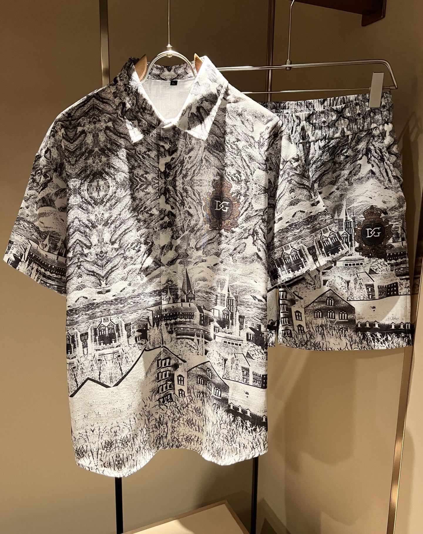 NO:848008,Dolce&Gabba*a's 2026 spring and summer new men's and women's unisex cotton and linen suits are on sale simultaneously at counters!  Customized exclusive cotton and linen fabrics, body logo pattern printing technology design!  Simple and elegant, easy to match and versatile, extremely high-grade, perfectly integrated into fashion and style, it is a top-notch fashionable style that is perfect for outer wear!  The whole thing gives people a natural feeling!  The ultimate classic and versatile style, the ultimate heavy work, the ultimate perfection!  Fans who pursue high quality should rush to buy it by themselves, and we sincerely invite all fans who know the goods to appreciate this model together!  !  Size M-4XL,,Dolce&Gabbana,Dolce&Gabbana,19860909Dolce&Gabba*a 杜嘉*纳2026春夏新款男女同款棉麻套装,专柜同步发售！定制专属棉麻面料,衣身logo图案印花工艺设计！简约大方,从容百搭,档次极高,完美融入时尚还有风情感一款完美符合外穿的顶尖时髦气质款！整体给人浑然天成的感觉！极致经典的百搭型,极致的重工极致的完美！追求高品质的粉丝们请自行抢购,诚邀所有识货的粉丝一同鉴赏此款！！尺码M-4XL,,Dolce&Gabbana,Dolce&Gabbana,,Men's clothing