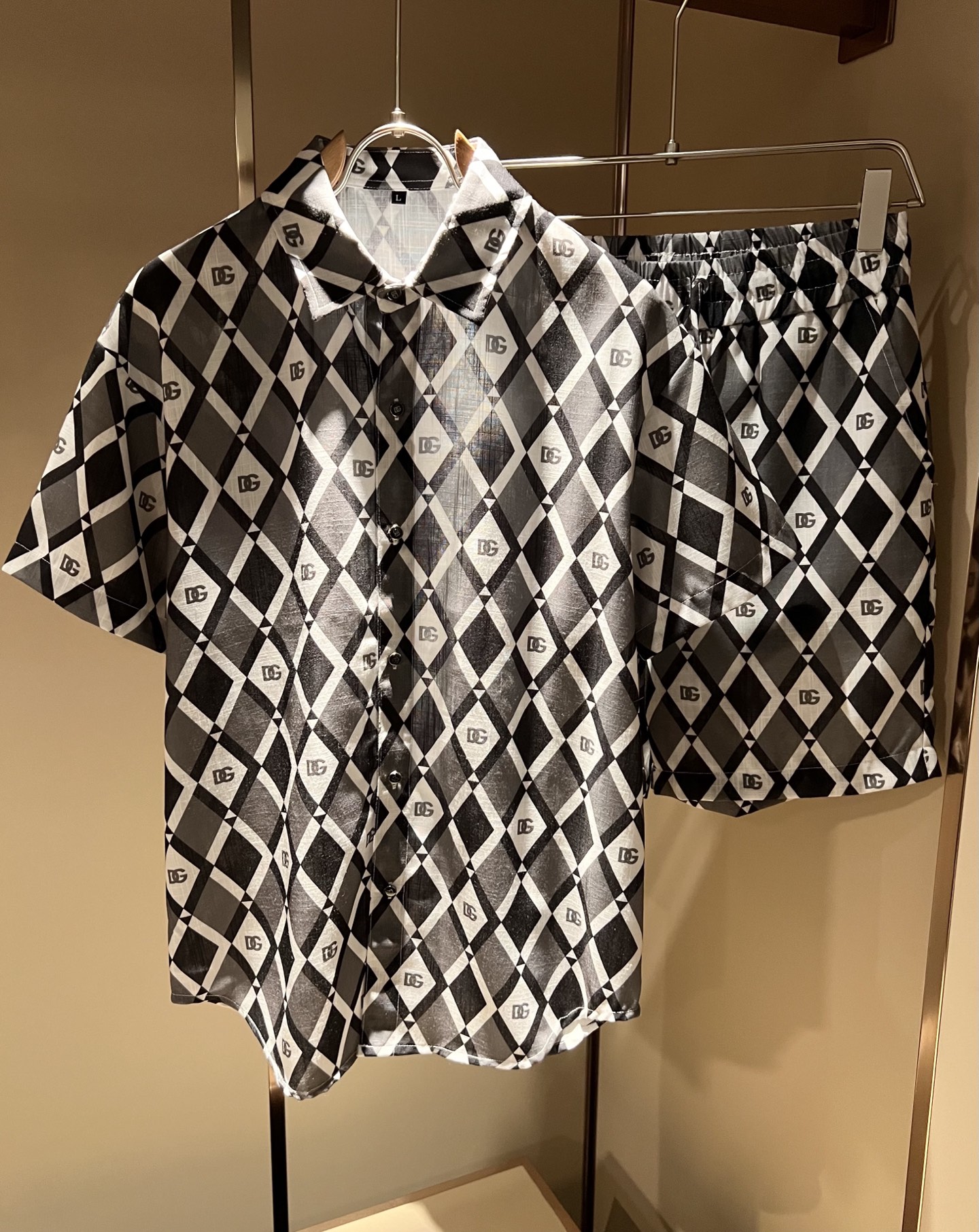 NO:847998,Dolce&Gabba*a's 2026 spring and summer new men's and women's unisex cotton and linen suits are on sale simultaneously at counters!  Customized exclusive cotton and linen fabrics, body logo pattern printing technology design!  Simple and elegant, easy to match and versatile, extremely high-grade, perfectly integrated into fashion and style, it is a top-notch fashionable style that is perfect for outer wear!  The whole thing gives people a natural feeling!  The ultimate classic and versatile style, the ultimate heavy work, the ultimate perfection!  Fans who pursue high quality should rush to buy it by themselves, and we sincerely invite all fans who know the goods to appreciate this model together!  !  Size M-4XL,,Dolce&Gabbana,Dolce&Gabbana,19860909Dolce&Gabba*a 杜嘉*纳2026春夏新款男女同款棉麻套装,专柜同步发售！定制专属棉麻面料,衣身logo图案印花工艺设计！简约大方,从容百搭,档次极高,完美融入时尚还有风情感一款完美符合外穿的顶尖时髦气质款！整体给人浑然天成的感觉！极致经典的百搭型,极致的重工极致的完美！追求高品质的粉丝们请自行抢购,诚邀所有识货的粉丝一同鉴赏此款！！尺码M-4XL,,Dolce&Gabbana,Dolce&Gabbana,,Men's clothing