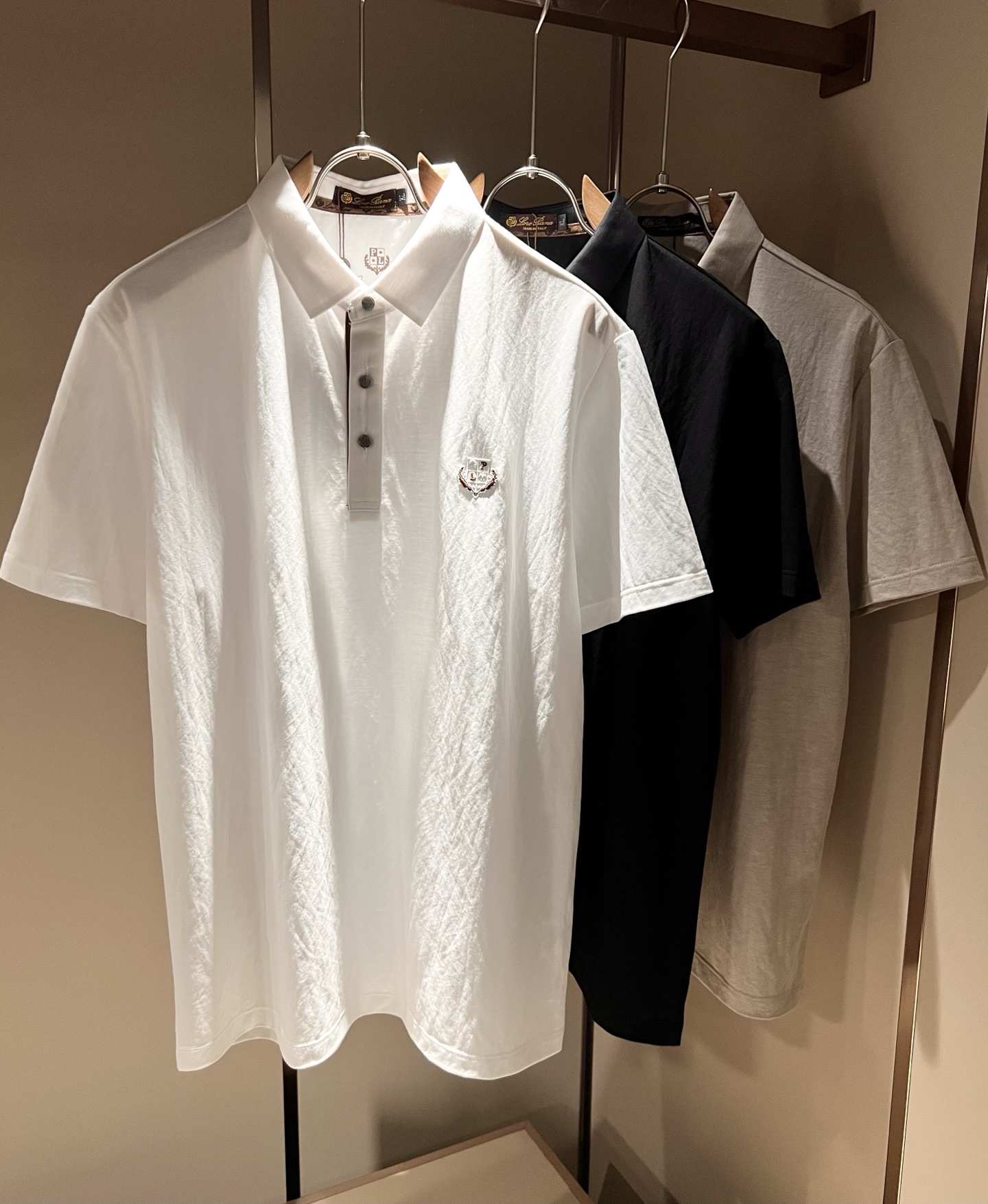 NO:848006,Loro Piana 2026 spring and summer men's Polo shirts, the latest trade orders, complete products!  !  Internet celebrity model!  The upper body is comfortable and breathable, not stiff, and the overall body has a rich three-dimensional feel. Quality export order, customized exclusive cotton and linen fabric tailoring, to meet the simple needs of commuters for clothing. The upper body effect is very good, slimming, and not picky about the figure. The fabric workmanship... is impeccable, only good craftsmanship and good fabrics can wear a good taste, a must-have item for everyone!  Size M-4XL,,loro piana,19860909Loro Piana诺悠翩雅 2026春夏男士Polo衫,最新的贸易订单全品相！！网红款！上身舒适透气,不僵硬,整体有着丰富的立体感,品质出口订单,定制专属棉麻面料剪裁,满足通勤人们对于着装的简约需求,上身效果很好,显瘦,不挑剔身材.面料做工....无可挑剔,好工艺好面料才能穿出好品味一款,人手必备单品！尺码M-4XL,,loro piana,,Men's clothing