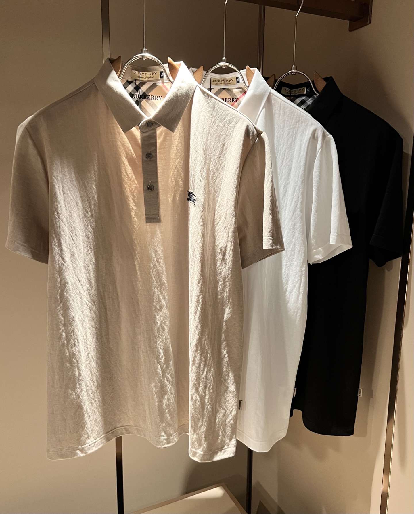 NO:847995,Bur*erry 2026 spring and summer new men's short-sleeved Polo shirt, the brand's latest design elements!  It’s neither monotonous nor complicated, just the right amount to show off your taste!  Customer-supplied top-quality customized cotton and linen fabrics!  Comfortable, sweat-absorbent and breathable are not a problem at all. The unique luxury feel of the fabric presents a simple and elegant temperament!  Logo embroidery design on the chest!  Full three-dimensional! Standard cutting design!  Every detail is in sync with high-end fashion. Sizes: M-4XL, burberry, T-shirt,19860909Bur*erry 巴*莉 2026春夏新款男士短袖Polo衫,品牌最新设计元素！既不单调也不复杂,恰到好处的展现品味！客供顶级定制棉麻面料！舒适吸汗透气根本不在话下,面料独具的高奢感呈现简约优雅气质！胸前logo图案刺绣设计！饱满立体!标准裁剪设计！每一处细节都是与高端时尚同步的体现.尺码:M-4XL,,burberry,T-shirt,,Men's clothing