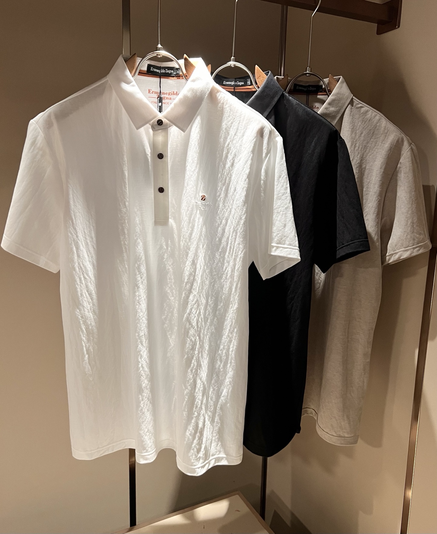 NO:848010,Ermenegildo Zeg*a 2026 spring and summer new men's short-sleeved Polo shirt, order from foreign trade company!  It is one of Zegna’s classic proprietary fabrics!  Customized original cotton and linen fabrics!  Logo pattern laminated design on the chest!  The texture is warm, soft and delicate to the touch, but the shape is straight and stylish!  Details, extreme luxury...perfect interpretation of high-quality appearance. Sizes M-4XL,,zegna,T-shirt,19860909Ermenegildo Zeg*a杰*亚 2026春夏新品男士短袖Polo衫,外贸公司订单！是杰尼亚经典的专有织物之一！ 定制原版棉麻面料！胸前logo图案压胶设计！质地保暖,触感又柔软细腻、但型态又笔挺有型！ 细节、奢华极致… 完美演绎高品质品相.尺码M-4XL,,zegna,T-shirt,,Men's clothing