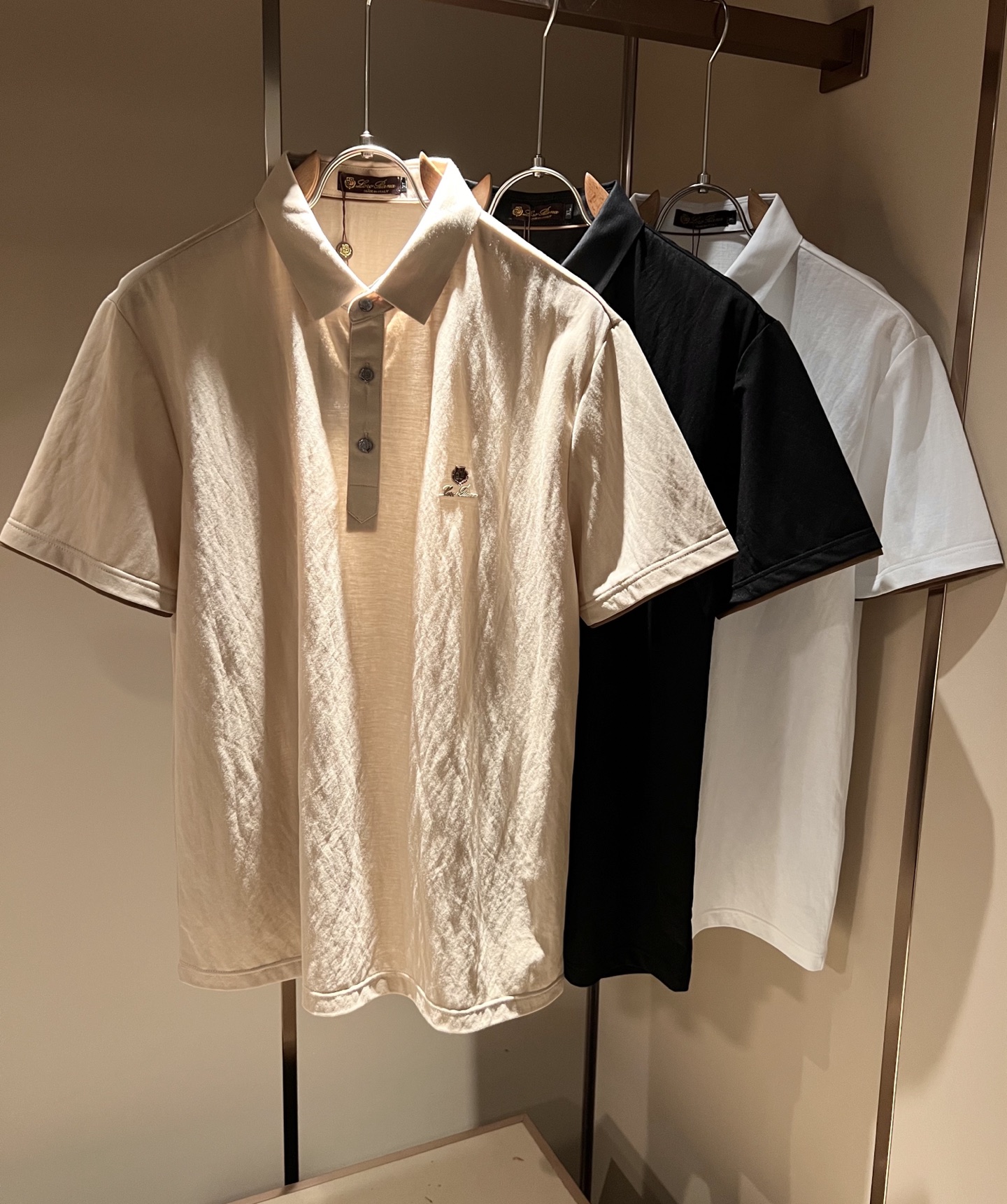 NO:848000,Loro Piana 2026 spring and summer men's Polo shirts, the latest trade orders, complete products!  !  Internet celebrity model!  The upper body is comfortable and breathable, not stiff, and the overall body has a rich three-dimensional feel. Quality export order, customized exclusive cotton and linen fabric tailoring, to meet the simple needs of commuters for clothing. The upper body effect is very good, slimming, and not picky about the figure. The fabric workmanship... is impeccable, only good craftsmanship and good fabrics can wear a good taste, a must-have item for everyone!  Size M-4XL,,loro piana,19860909Loro Piana诺悠翩雅 2026春夏男士Polo衫,最新的贸易订单全品相！！网红款！上身舒适透气,不僵硬,整体有着丰富的立体感,品质出口订单,定制专属棉麻面料剪裁,满足通勤人们对于着装的简约需求,上身效果很好,显瘦,不挑剔身材.面料做工....无可挑剔,好工艺好面料才能穿出好品味一款,人手必备单品！尺码M-4XL,,loro piana,,Men's clothing