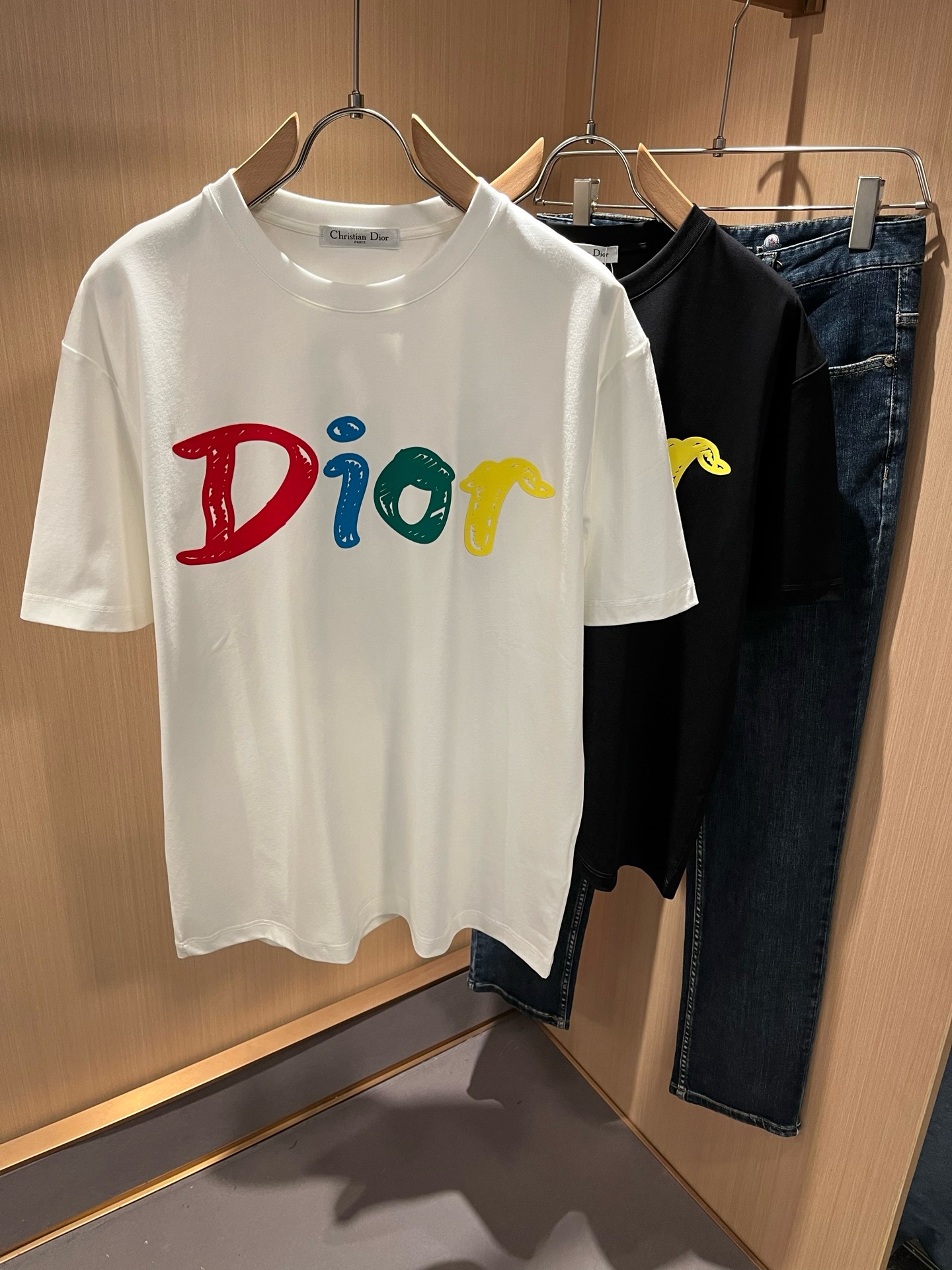 NO:849486,Dio*Dijia's new 2026 spring and summer short-sleeved T-shirts for men and women are on sale simultaneously at counters!  Customized exclusive 260g pure cotton fabric, customized original craft thread, and chest logo pattern printing craft design!  Simple and elegant, easy to match and versatile, extremely high-grade, perfectly integrated into fashion and style, it is a top-notch fashionable style that is perfect for outer wear!  The whole thing gives people a natural feeling!  The ultimate classic versatile short-sleeved T-shirt, designed with the latest three-dimensional letter logo laminated elements!  The ultimate heavy work, the ultimate perfection!  Fans who pursue high quality should rush to buy it by themselves, and we sincerely invite all fans who know the goods to appreciate this model together!  !  Color Black White Size M-3XL,,dior,dior,T-shirt,tees,t-shirt,19860909Dio*迪家 2026春夏新款男女同款短袖T恤,专柜同步发售！定制专属260克纯棉面料,定制原版工艺螺纹,胸前logo图案印花工艺设计！简约大方,从容百搭,档次极高,完美融入时尚还有风情感一款完美符合外穿的顶尖时髦气质款！整体给人浑然天成的感觉！极致经典的百搭型短袖T恤,采用最新的立体字母logo压胶元素设计！极致的重工极致的完美！追求高品质的粉丝们请自行抢购,诚邀所有识货的粉丝一同鉴赏此款！！颜色黑色 白色 尺码M-3XL,,dior,dior,T-shirt,tees，t-shirt,,Men's clothing