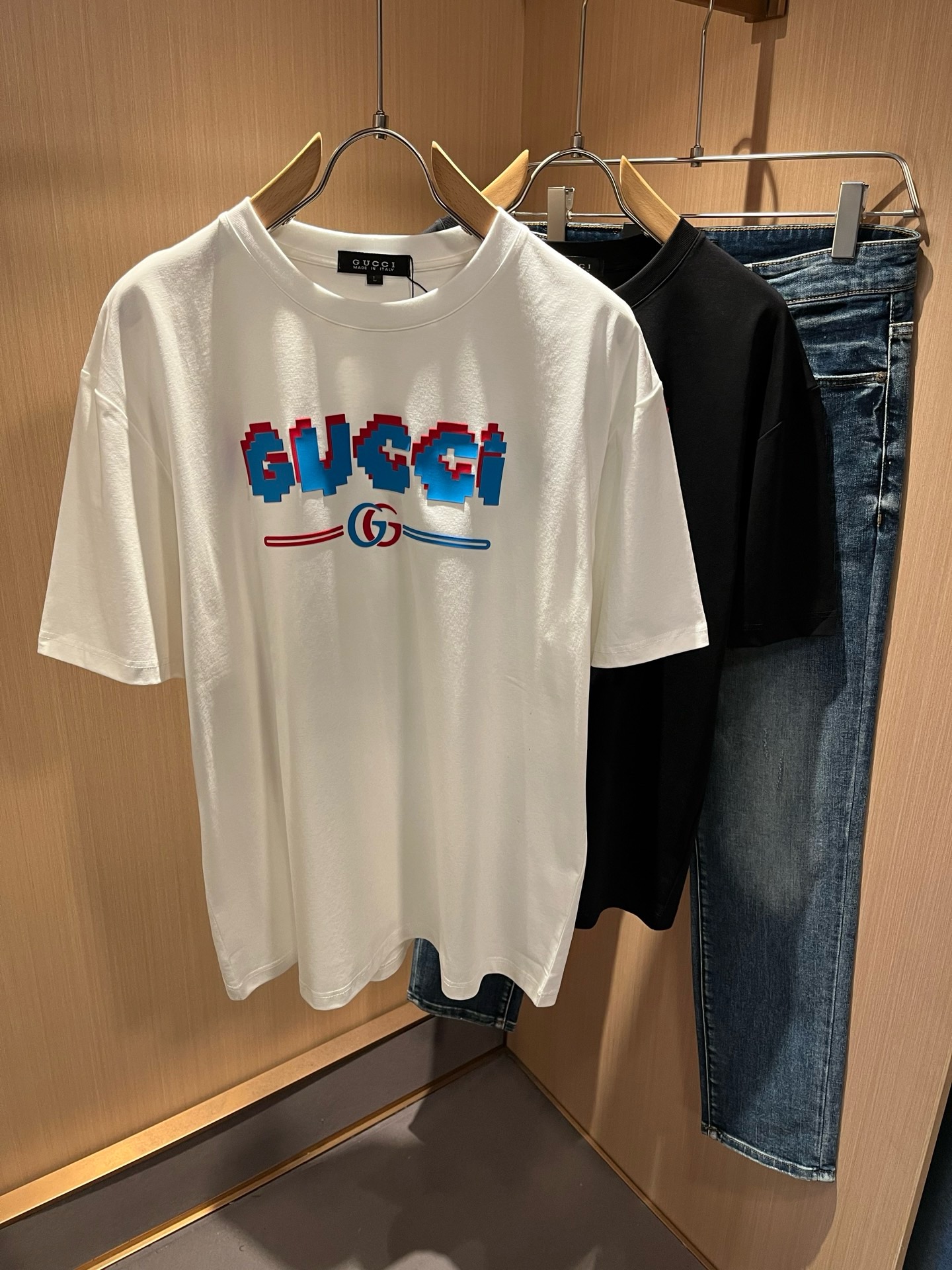 NO:849484,Gucc*Gujia 2026 spring and summer new casual loose cotton round neck short-sleeved T-shirt for gay couples!  Trading company channels are rare and available on the official website simultaneously!  The latest 2025 spring and summer series, classic fashion design elements, inject full vitality into the new series. This T-shirt is made of carefully selected imported cotton fabrics supplied by customers. The fabric feels skin-friendly, soft and delicate, and the body has a laminated logo design!  It has an extremely comfortable and breathable wearing experience. The whole piece is very eye-catching and fashionable, and is deeply loved by young people today!  Basic loose round neck cut, unisex style regardless of age and gender, suitable for matching all styles and looks you need in daily life!  It is recommended to wear couple outfits when going out on the street, it will be more eye-catching!  Size M-3XL,,gucci,gucci,T-shirt,tees,t-shirt,19860909Gucc*古家 2026春夏新款男女同情侣款休闲宽松棉质圆领短袖T恤衫！贸易公司渠道稀出,同步官网发售 ！ 2025春夏最新系列,经典时尚设计元素,为全新系列注入满满活力,这款T恤衫用心甄选客供进口棉面料制成,面料手感亲肤柔软细腻,衣身logo压胶设计！拥有着无比舒适透气性的穿着体验,整件单品极具吸睛度与时尚感,深受当下年轻人的喜爱！基础宽松的圆领版型裁剪,不分年龄与性别的中性款式,适合搭配你日常所需的所有风格与造型！建议搭配情侣装出街会更为养眼出色！尺码M-3XL,,gucci,gucci,T-shirt,tees，t-shirt,,Men's clothing